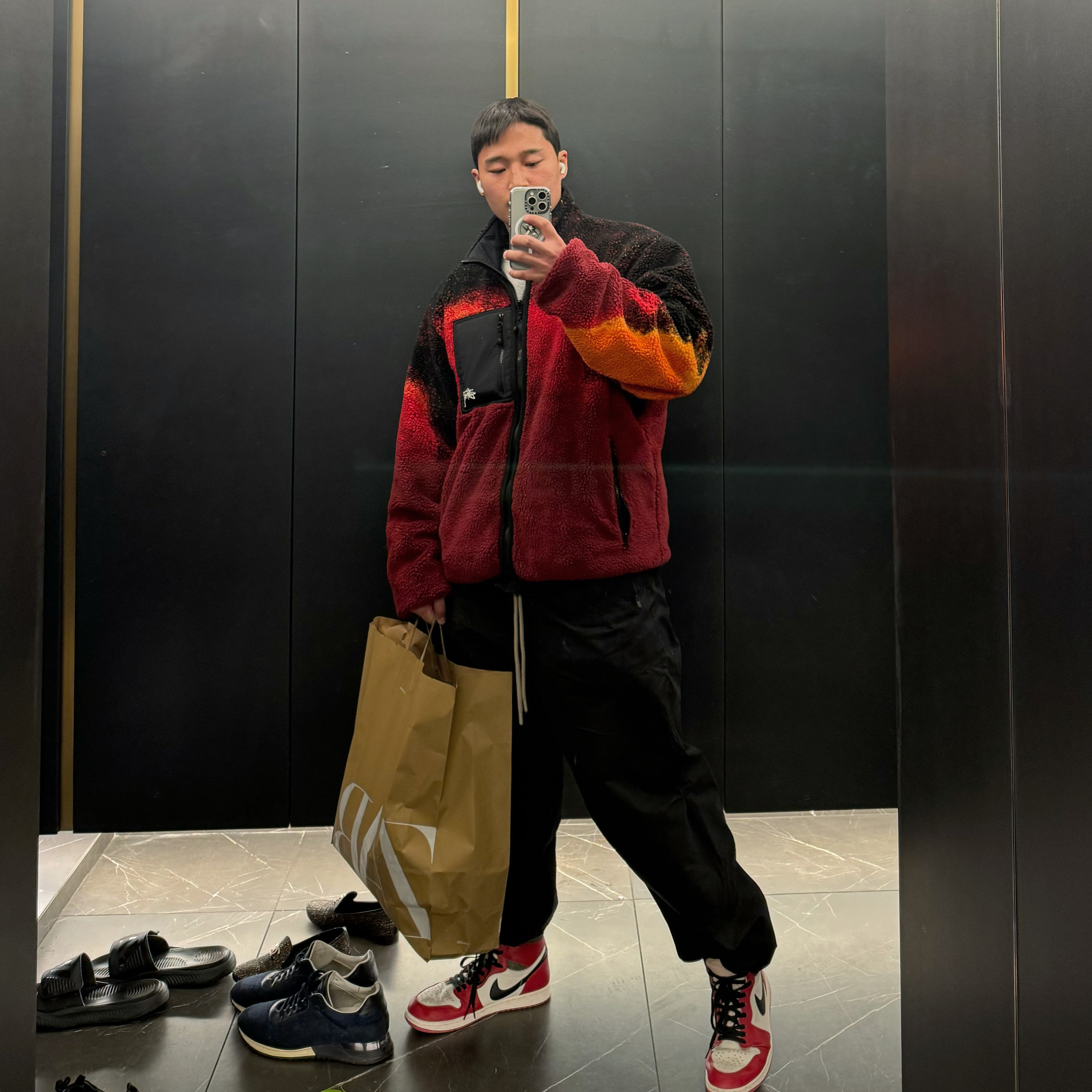 Stussy Sherpa Reversible Jacket Lava, Jordan 1 Retro High OG Chicago 2022 착용 스타일