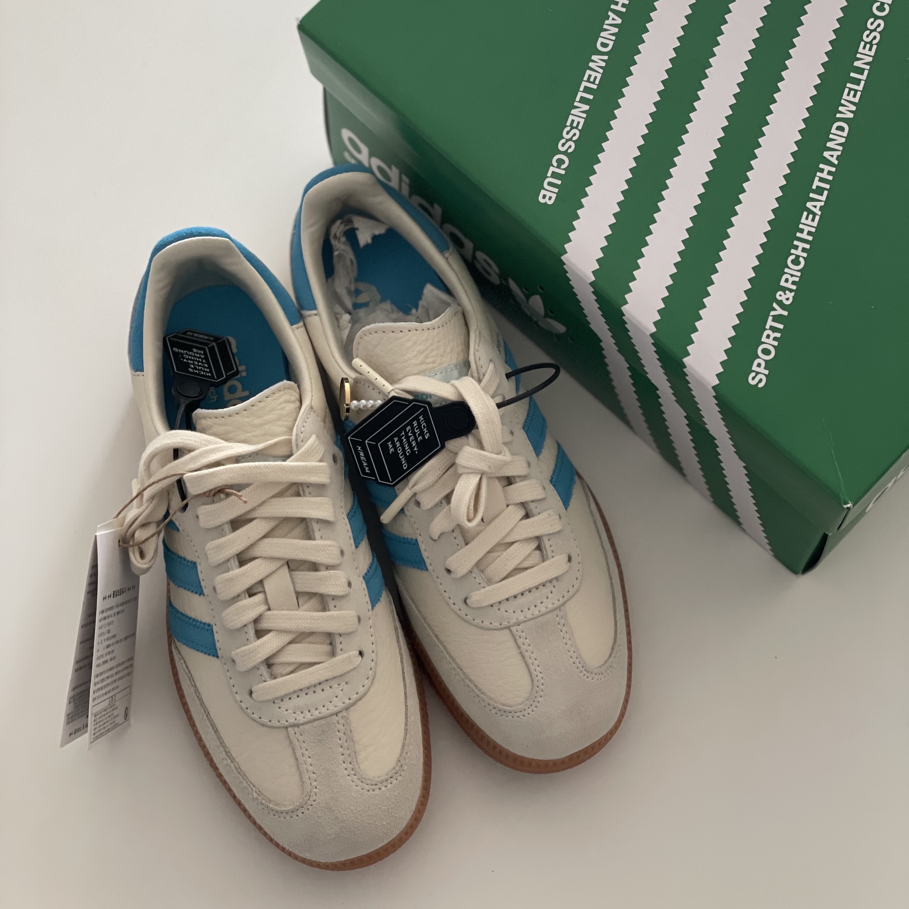 Adidas x Sporty & Rich Samba Cream Blue 착용 스타일 - 4