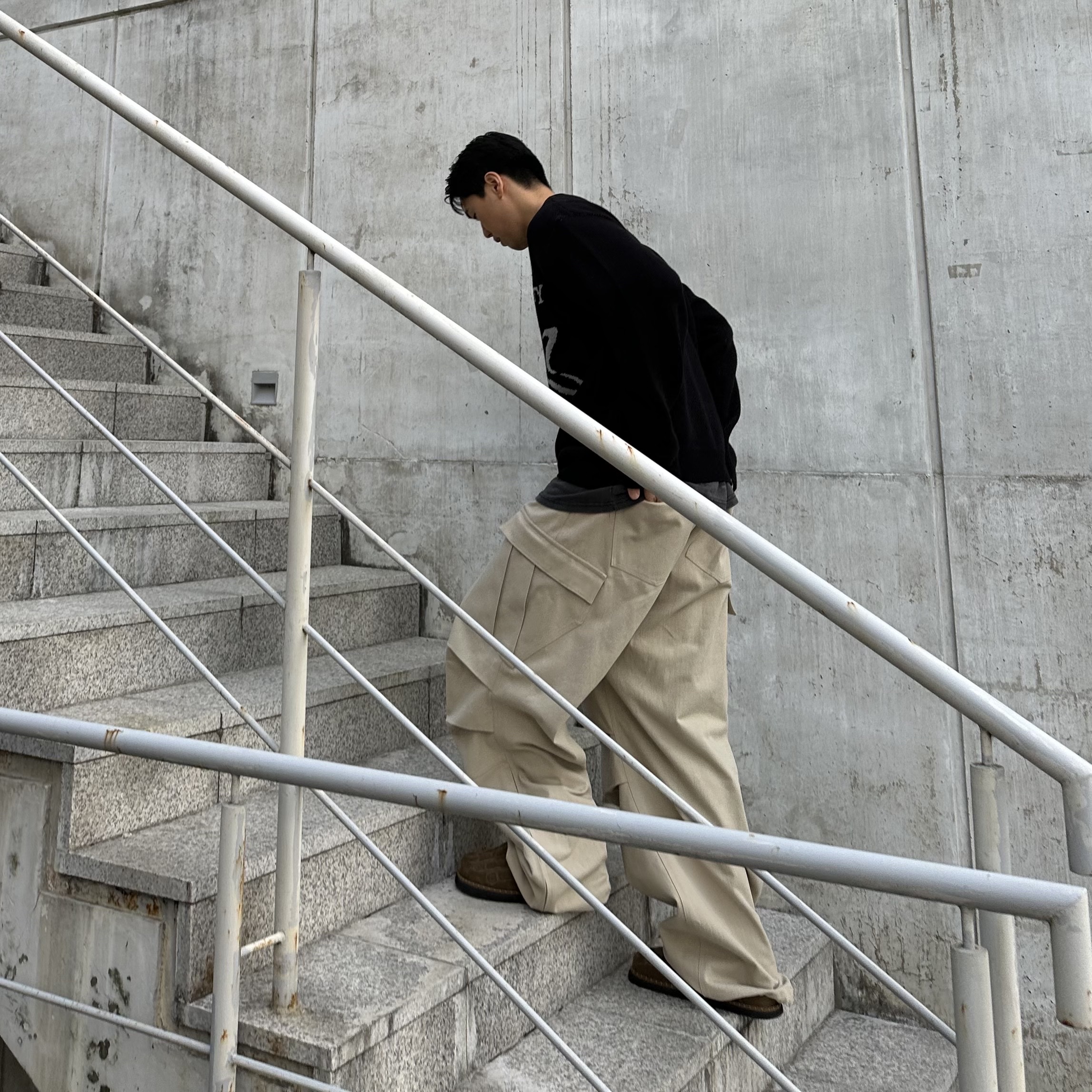 Kinchi x Yiyae Bone Mule Camel, Nonnod Side Zip Cargo Pants Beige 착용 스타일 - 3
