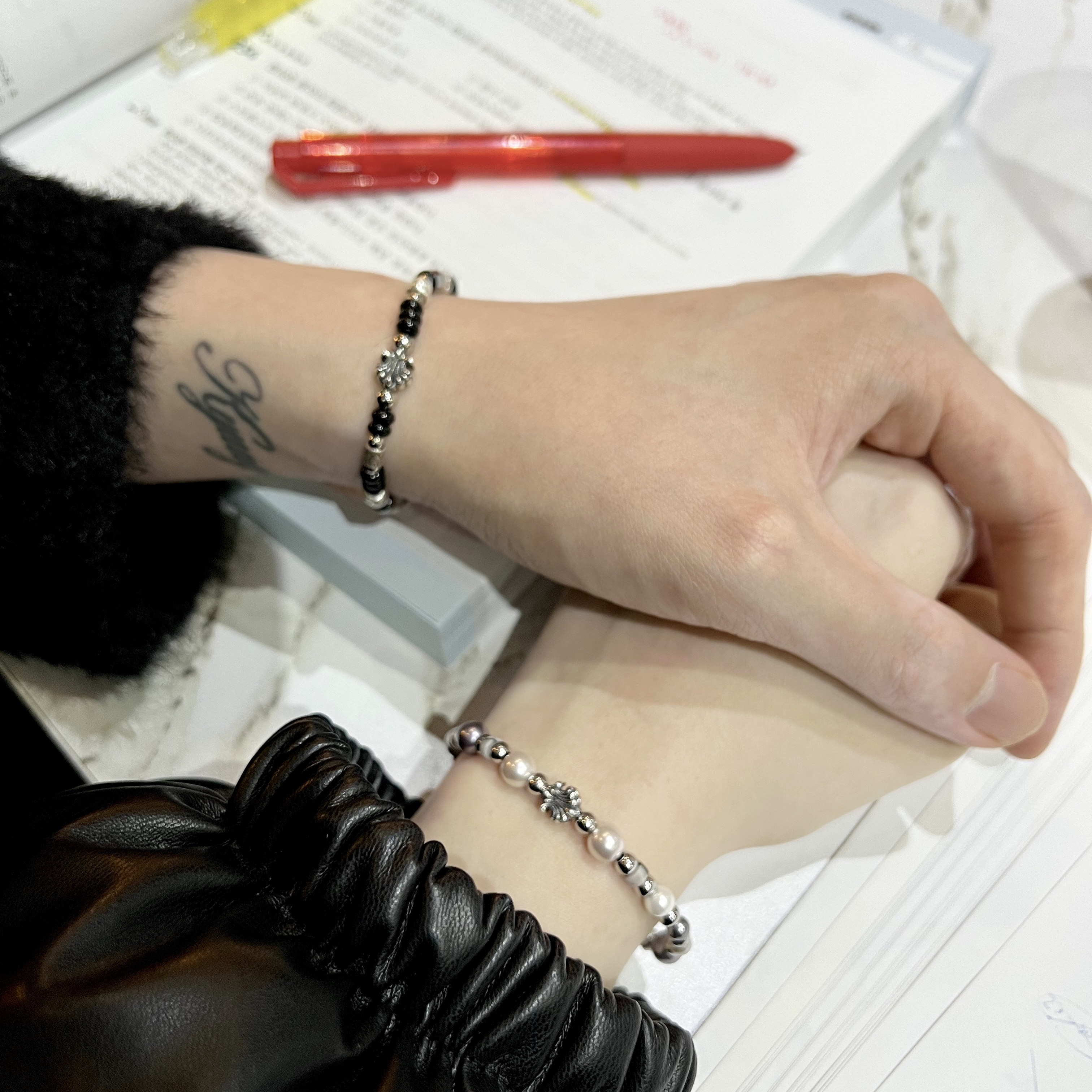 [KREAM 단독] Scudo Shell Black Pearl Beads Bracelet, Scudo Shell Multi Pearl Karen Bracelet 착용 스타일