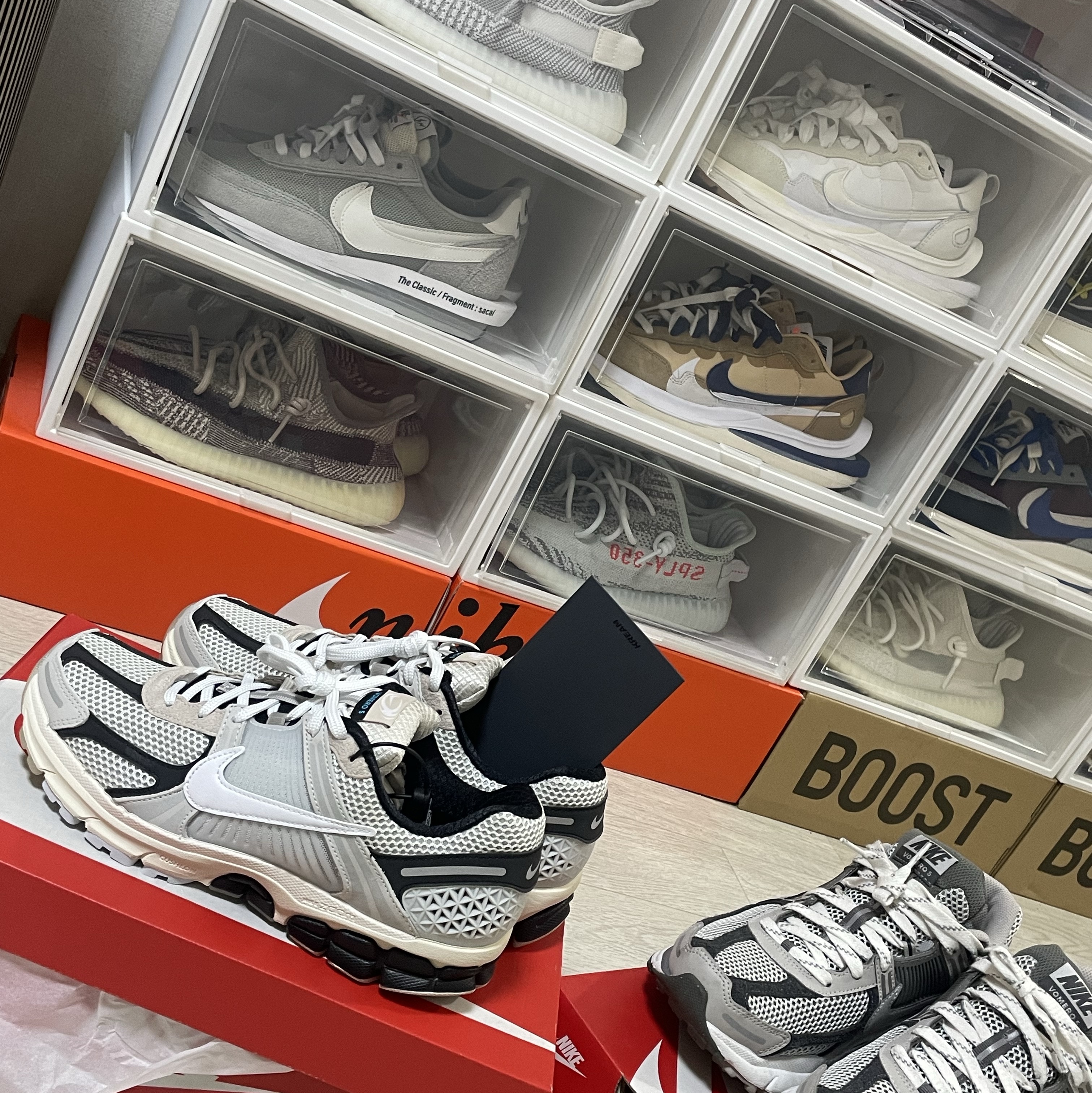 Nike Zoom Vomero 5 Light Bone and Black, Nike x Sacai VaporWaffle Sesame and Blue Void 착용 스타일