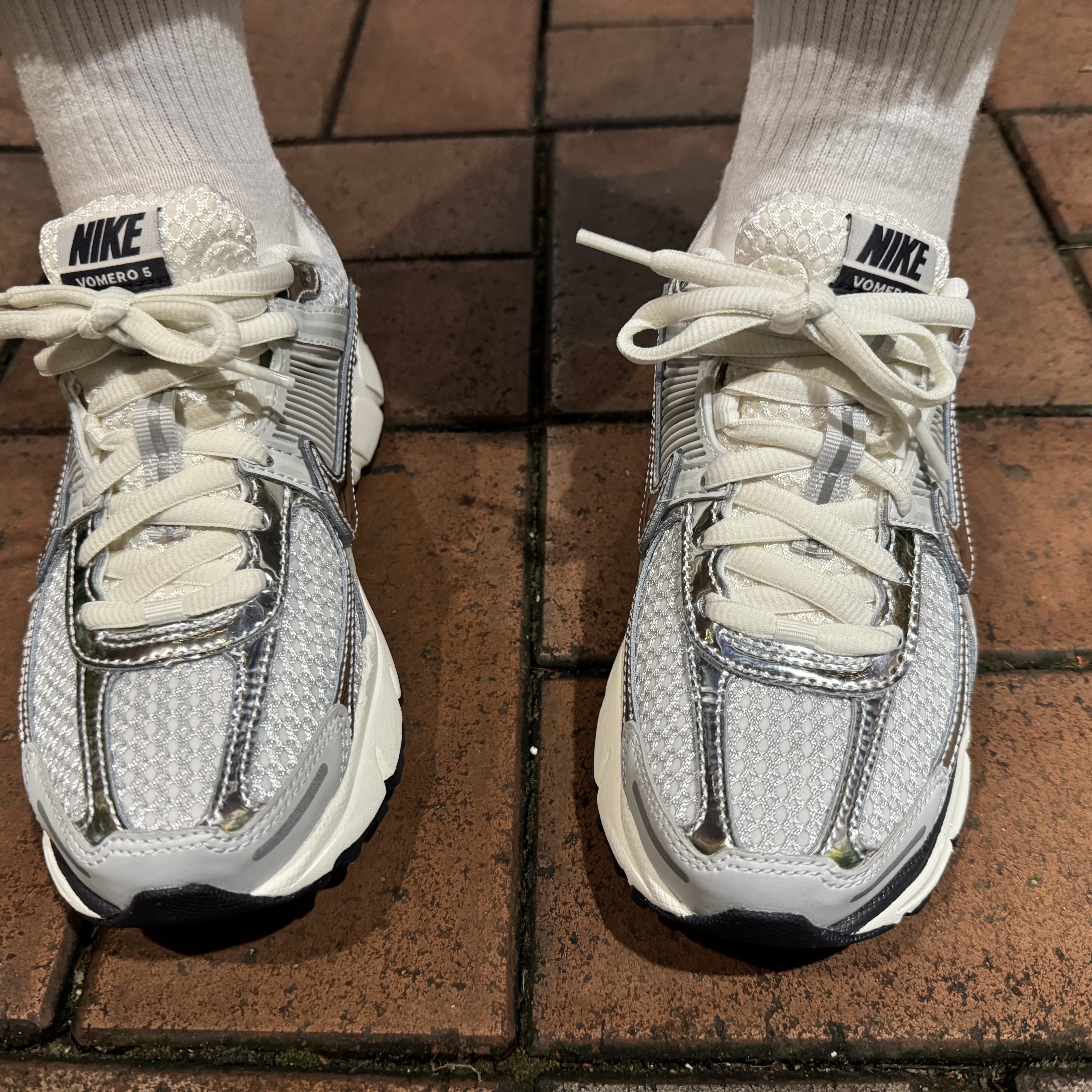 (W) Nike Zoom Vomero 5 Photon Dust and Metallic Silver 착용 스타일 - 1
