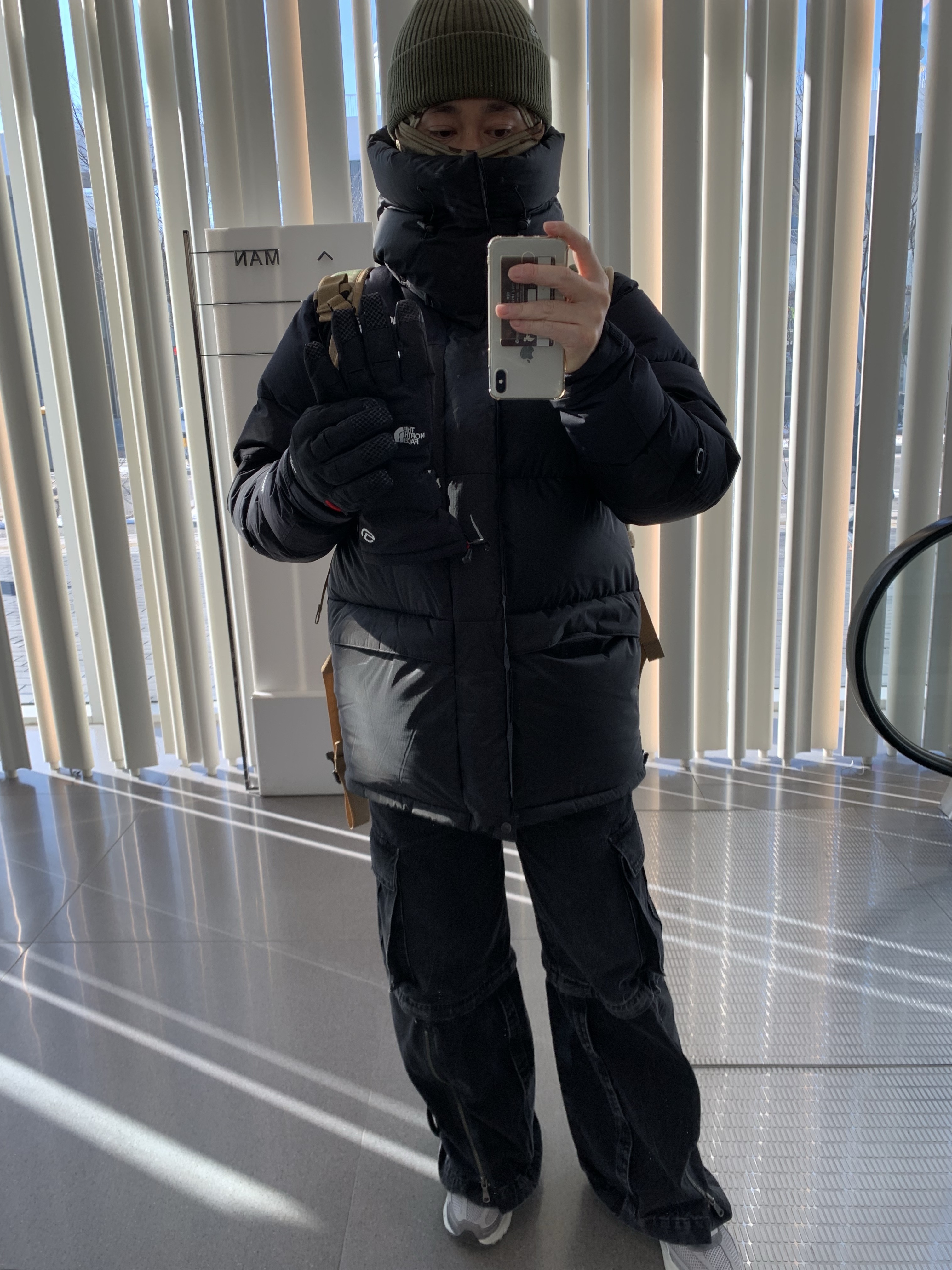 The North Face Him Down Parka Black 착용 스타일