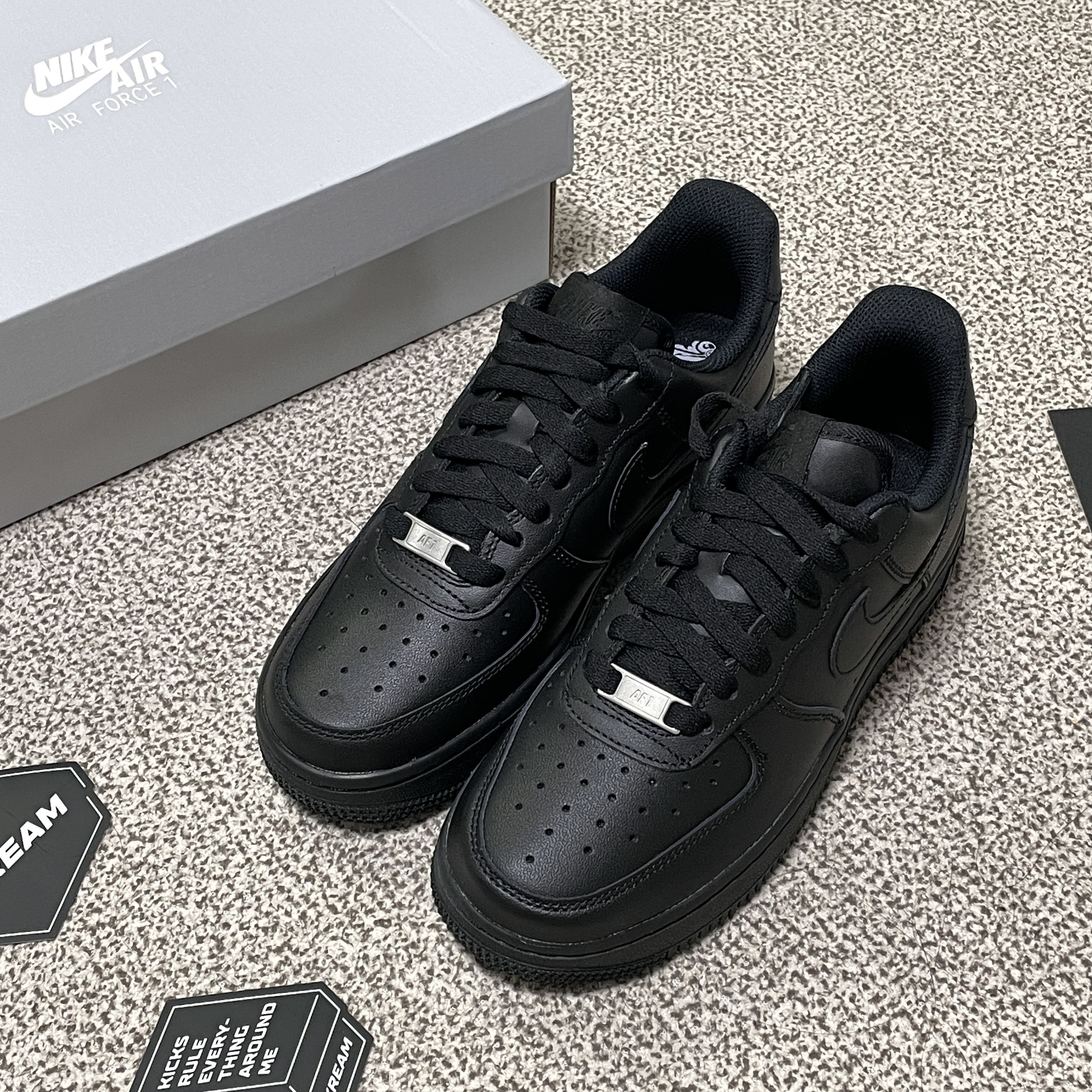 (W) Nike Air Force 1 '07 Low Triple Black 착용 스타일