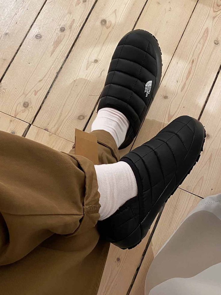 The North Face Thermoball Traction Mule V Black 착용 스타일