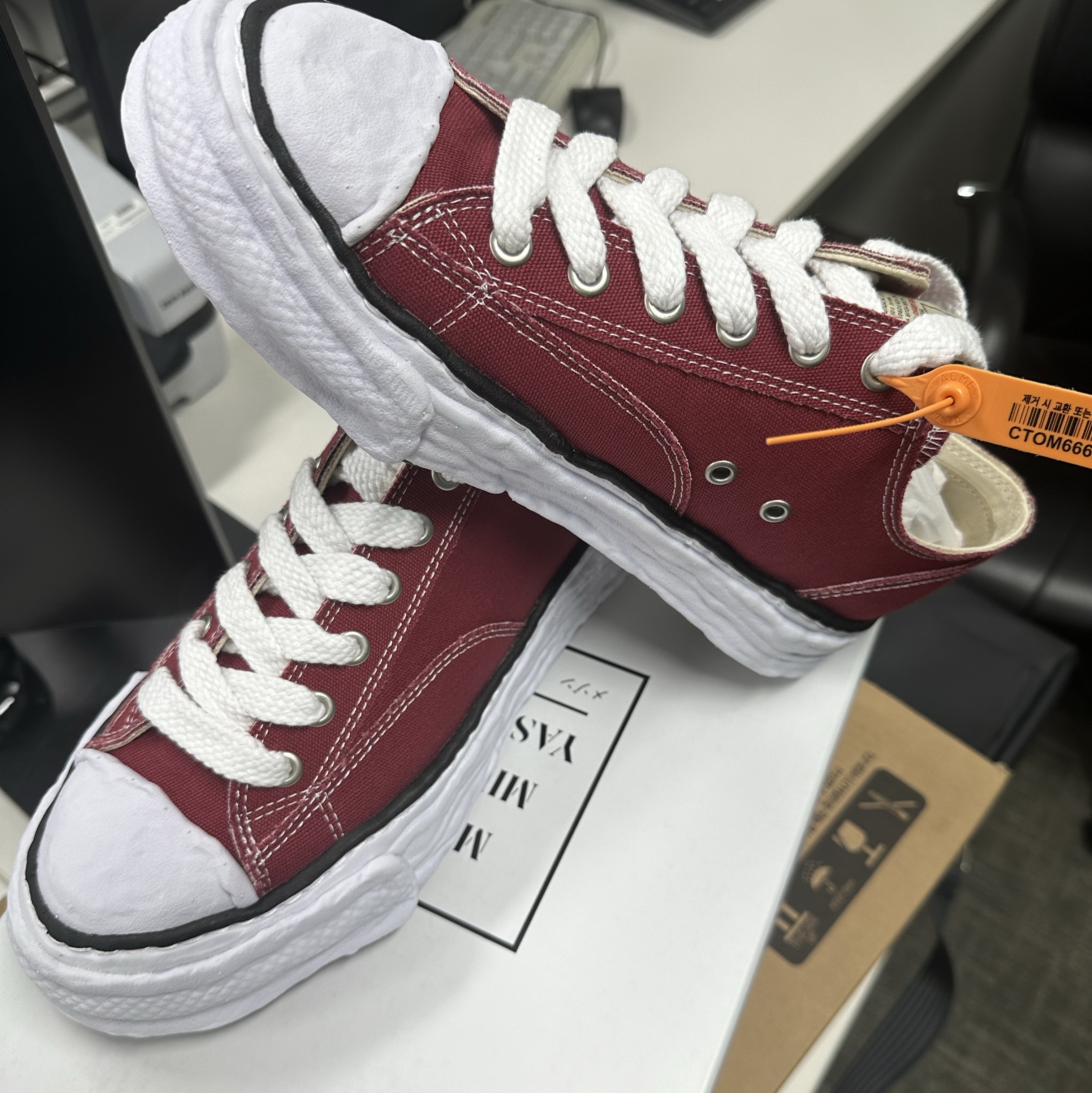 Maison Mihara Yasuhiro Peterson23 OG Sole Canvas Low-top Sneakers Bordeaux 착용 스타일 - 1