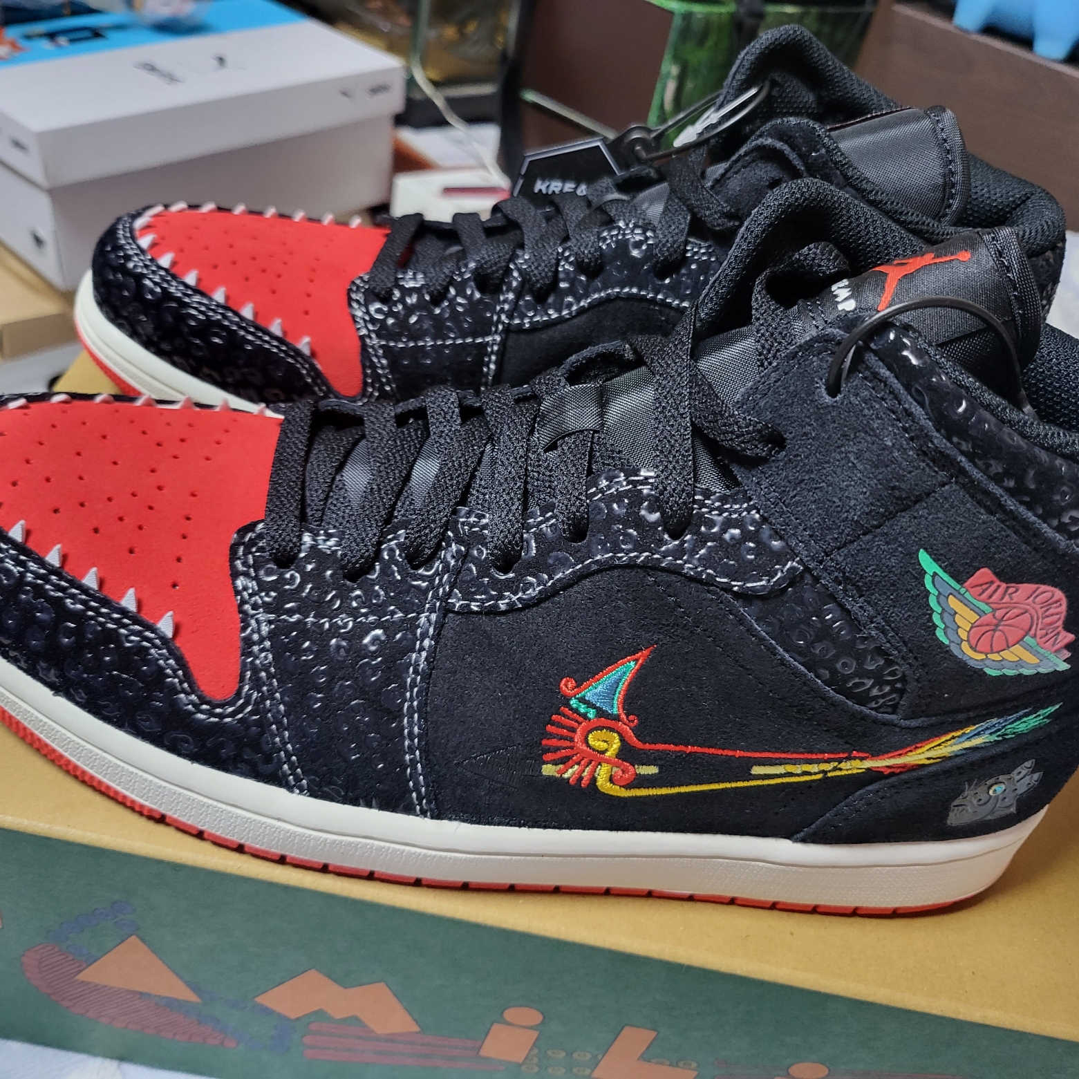 Jordan 1 Mid SE Siempre Familia 착용 스타일 - 2