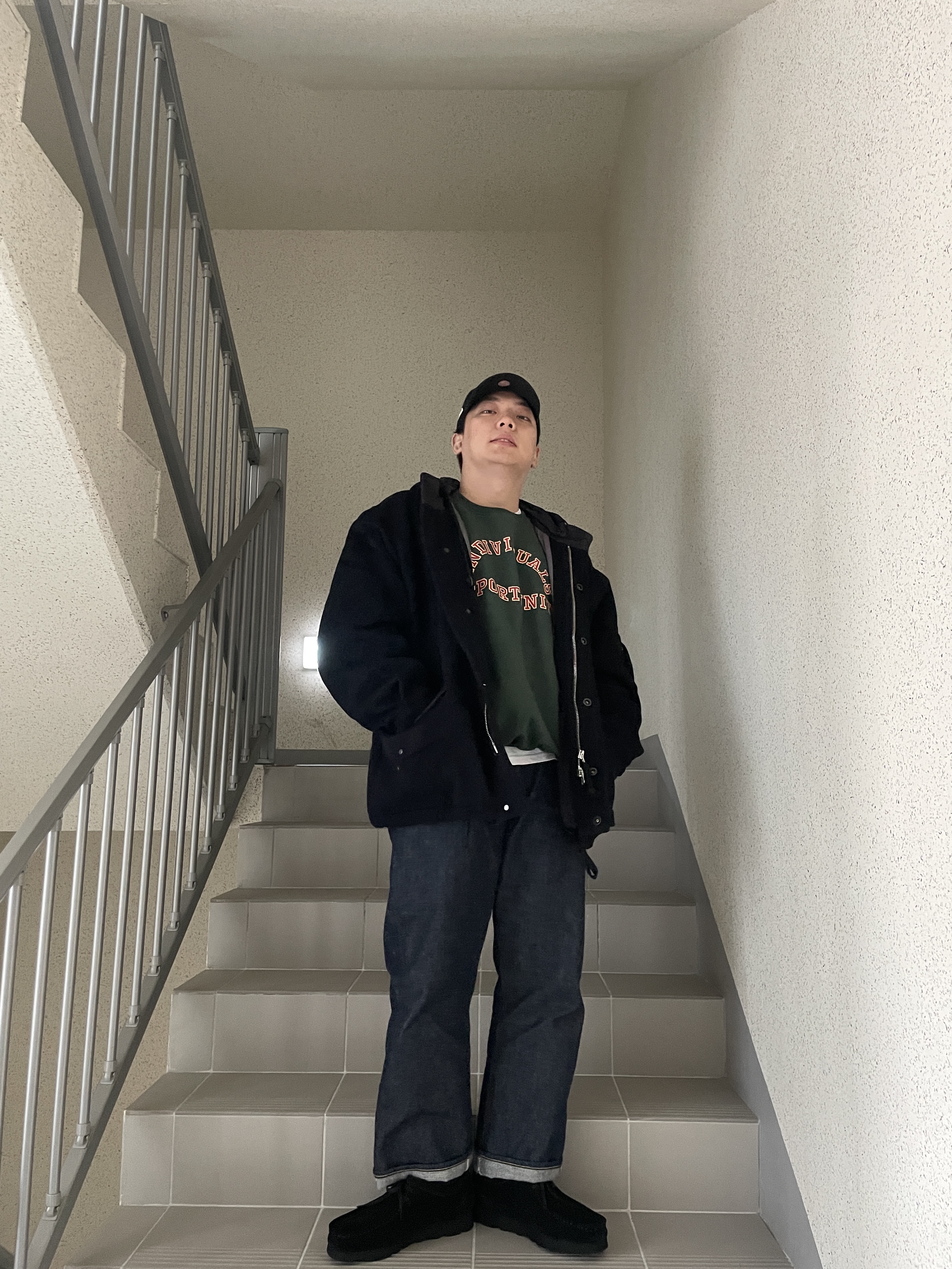 Clarks Wallabee Gore-Tex Black Suede, New Era x MoMA New York Yankees Cap Black 착용 스타일 - 3