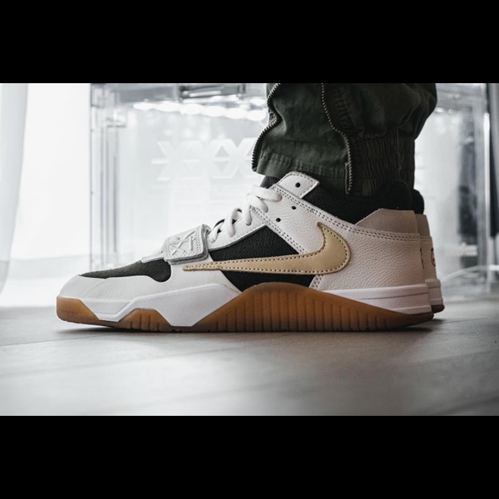 Jordan x Travis Scott Jumpman Jack TR Sail and Dark Mocha 착용 스타일 - 3