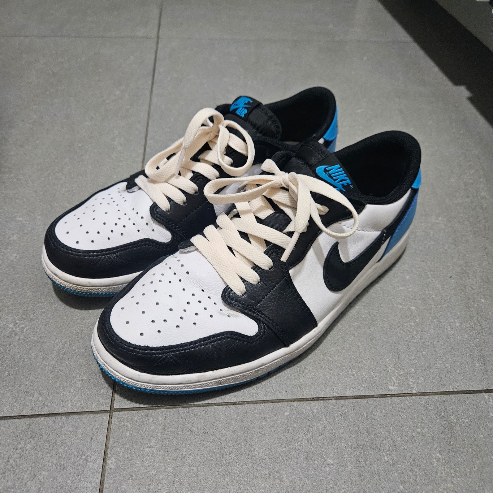 Jordan 1 Retro Low OG Black and Dark Powder Blue 착용 스타일