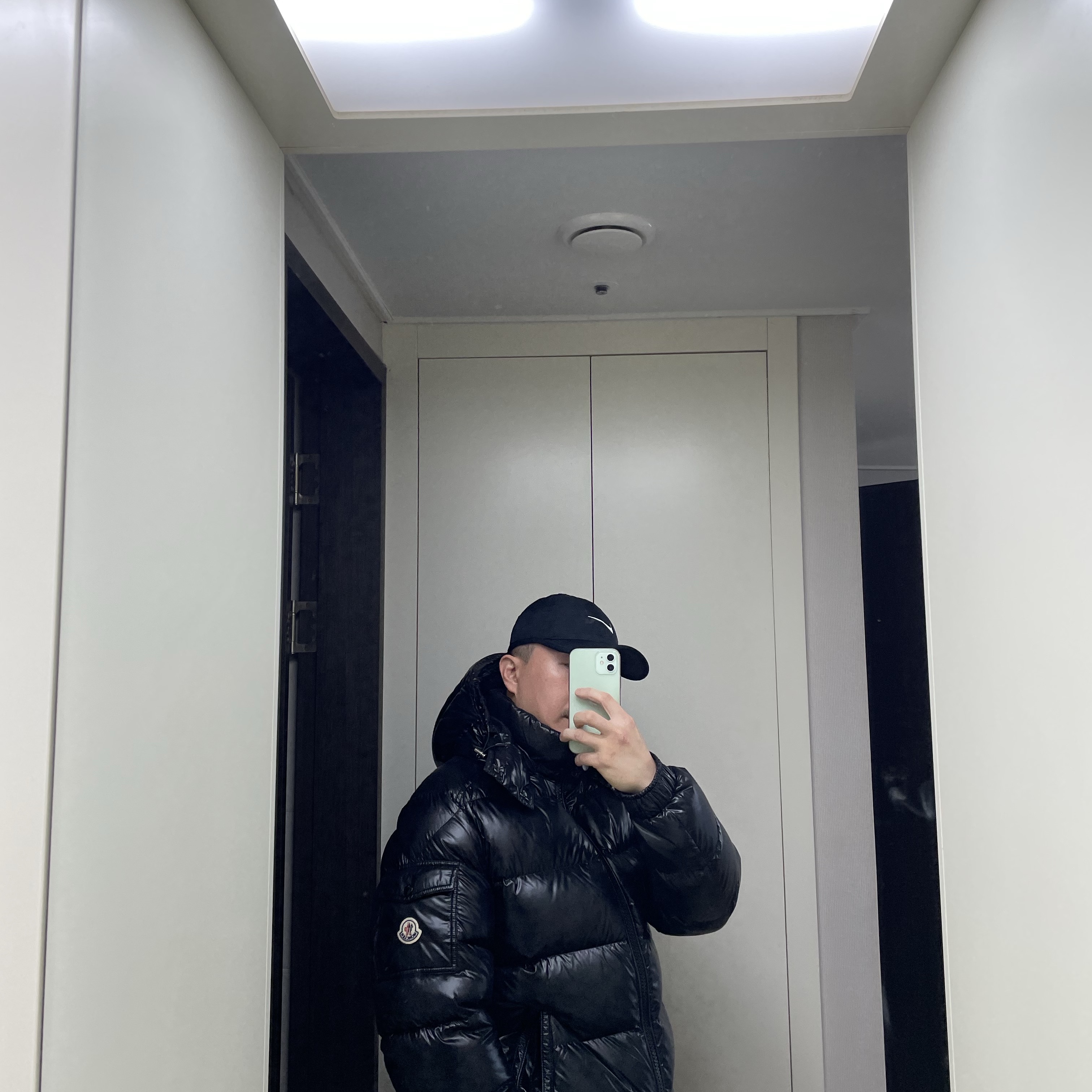 Moncler Maya Short Down Jacket Black - 23FW 착용 스타일 - 2