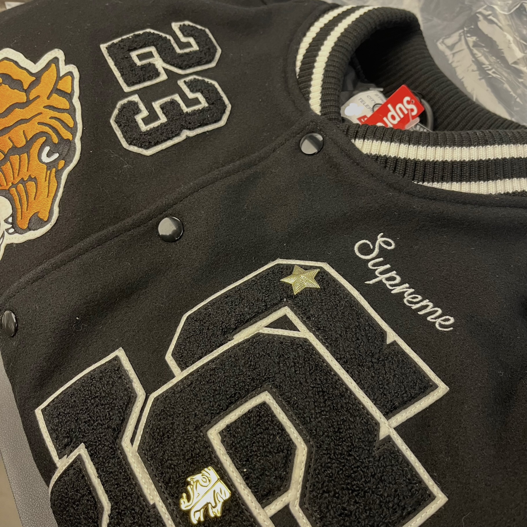 Supreme Tiger Varsity Jacket Black - 23FW 착용 스타일