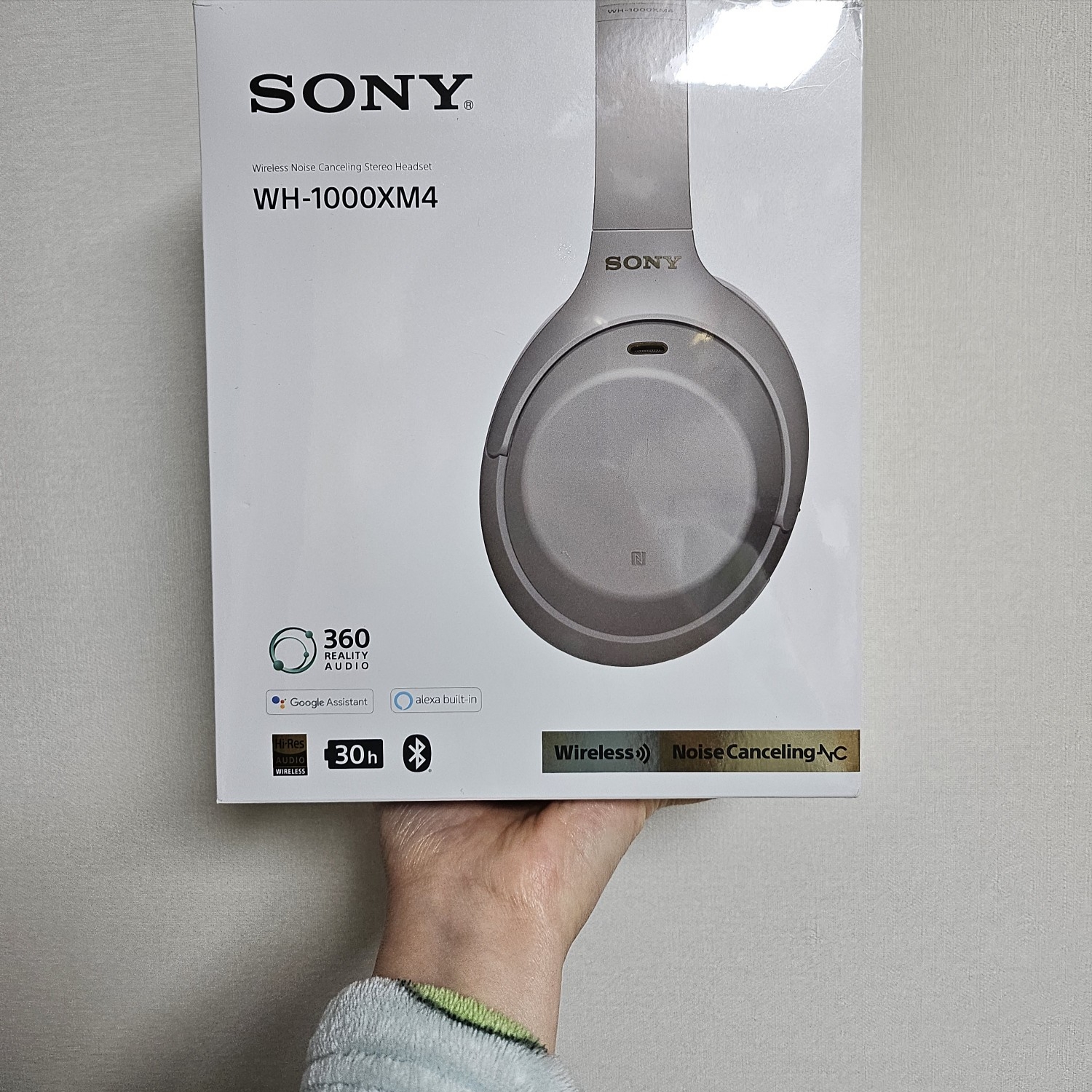 Sony WH-1000XM4 Platinum Silver (Korean Ver.) 착용 스타일 - 1