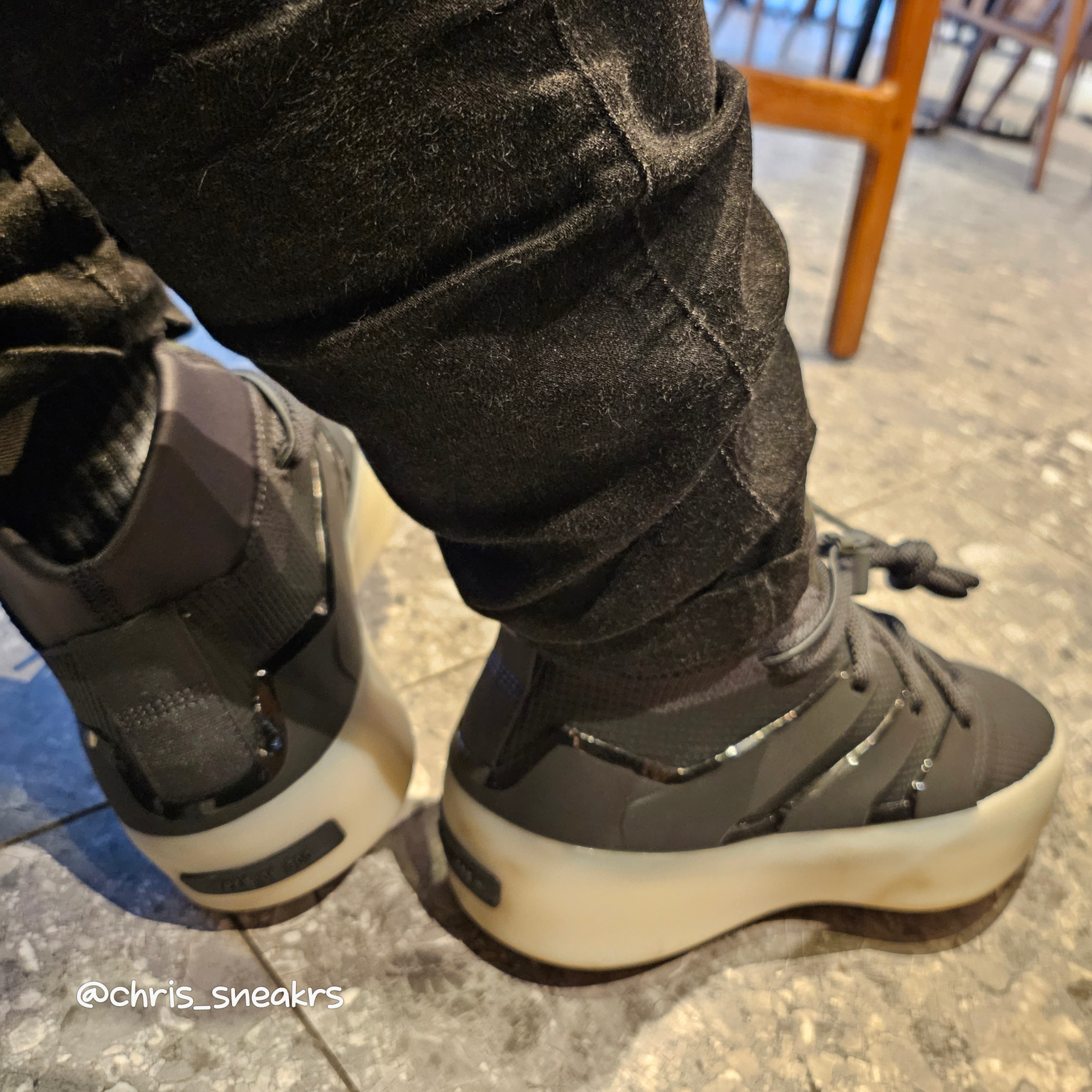 Adidas x Fear of God Athletics I Basketball Carbon 착용 스타일 - 3