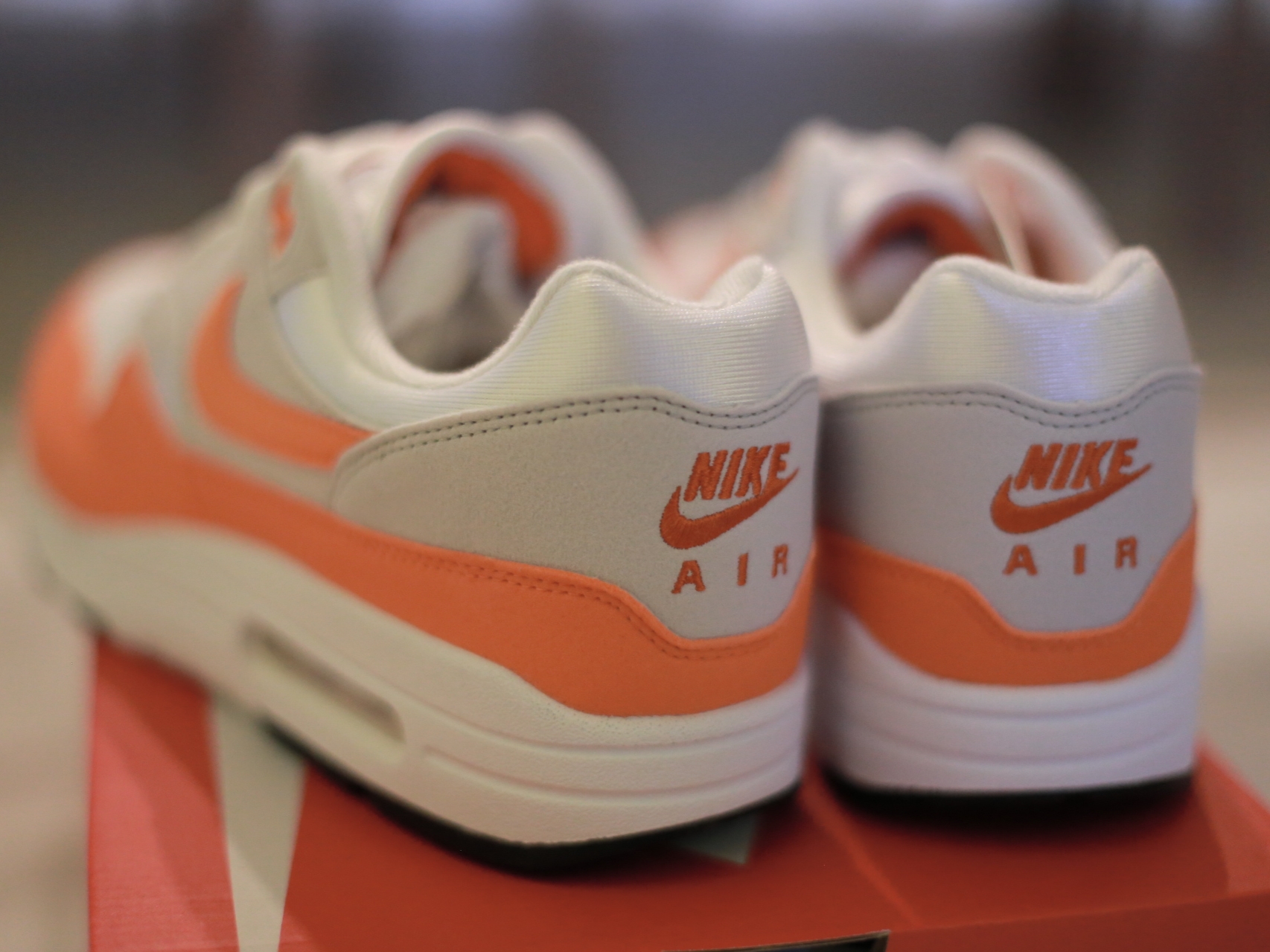 (W) Nike Air Max 1 '87 Safety Orange 착용 스타일 - 3