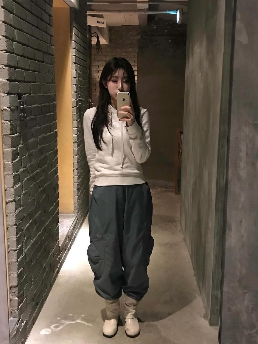 [KREAM 단독] Safarispot Women 1/2 Basic Safari Hoodie Sky, [KREAM 단독] Safarispot Women 1/2 Basic Safari Hoodie White 착용 스타일