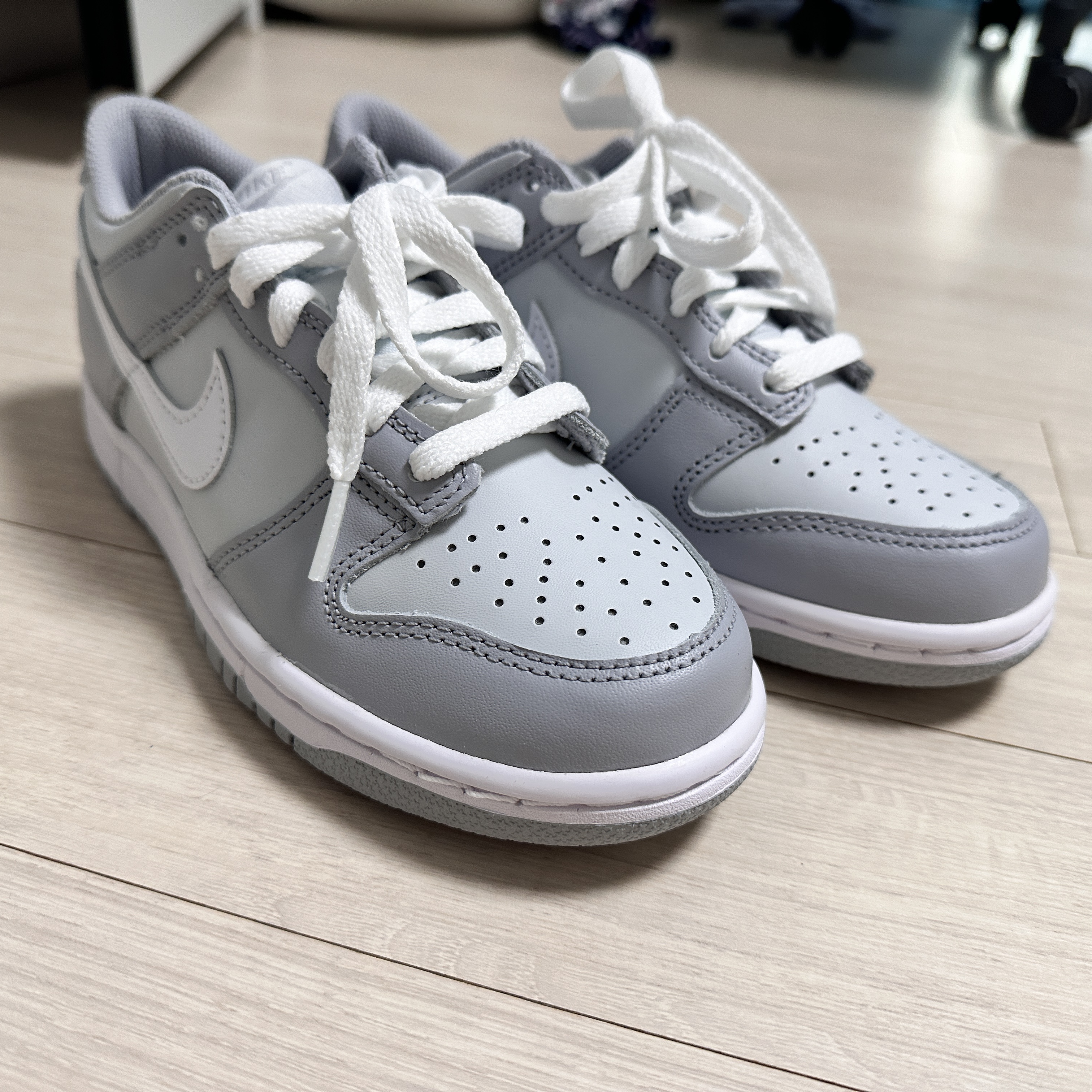 (GS) Nike Dunk Low Wolf Grey 착용 스타일 - 3