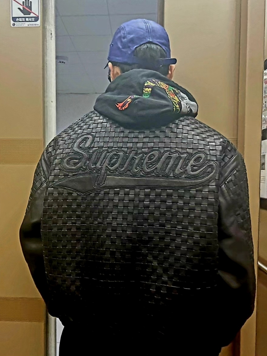 Supreme Woven Leather Varsity Jacket Yellow - 23FW, Supreme Pigment Print S Logo 6-Panel Yellow - 23FW 착용 스타일 - 2