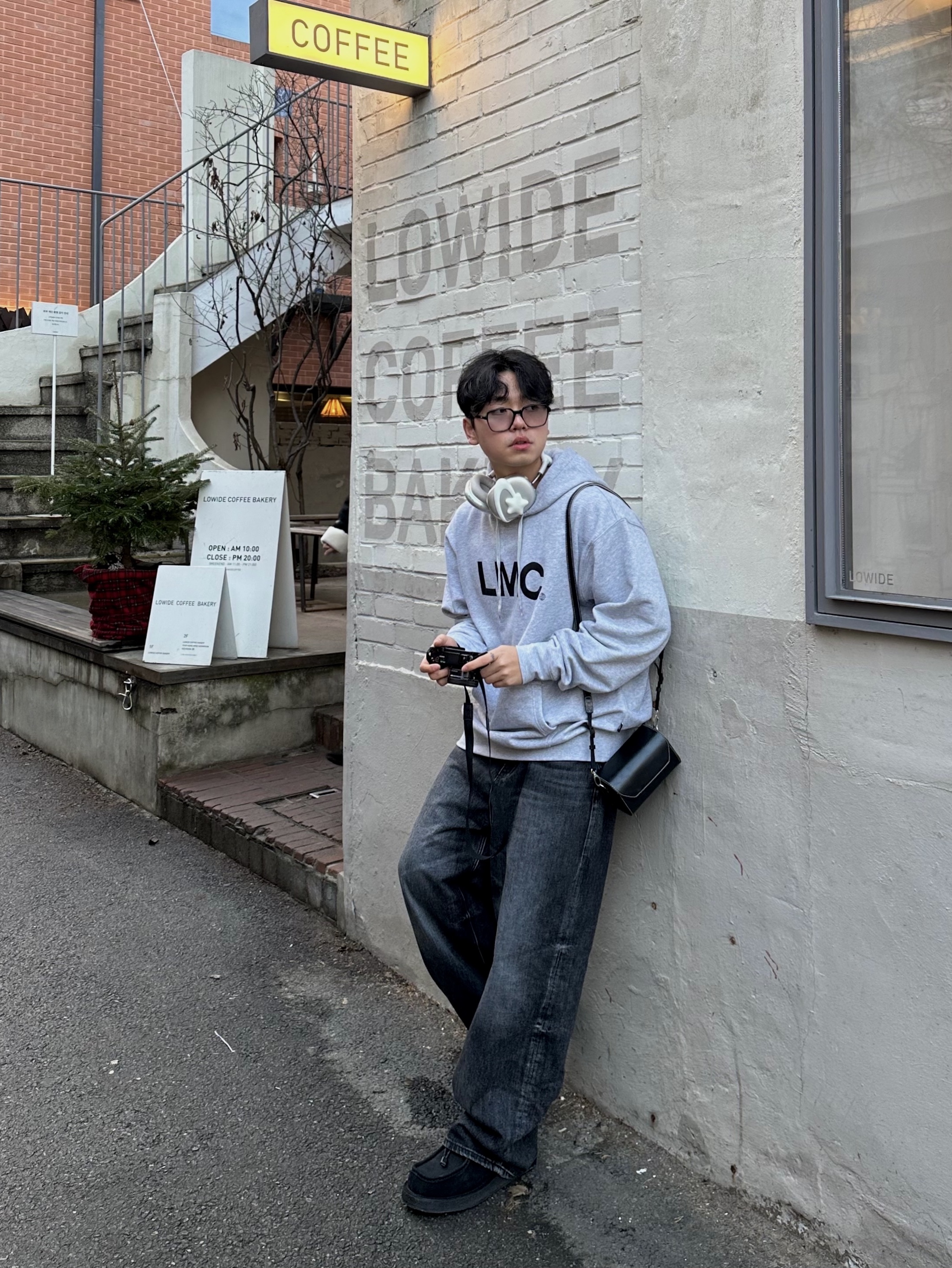 Test Artifact Era Max 003 White, Apple AirPods Max Lightning Silver (Korean Ver.) 착용 스타일 - 3