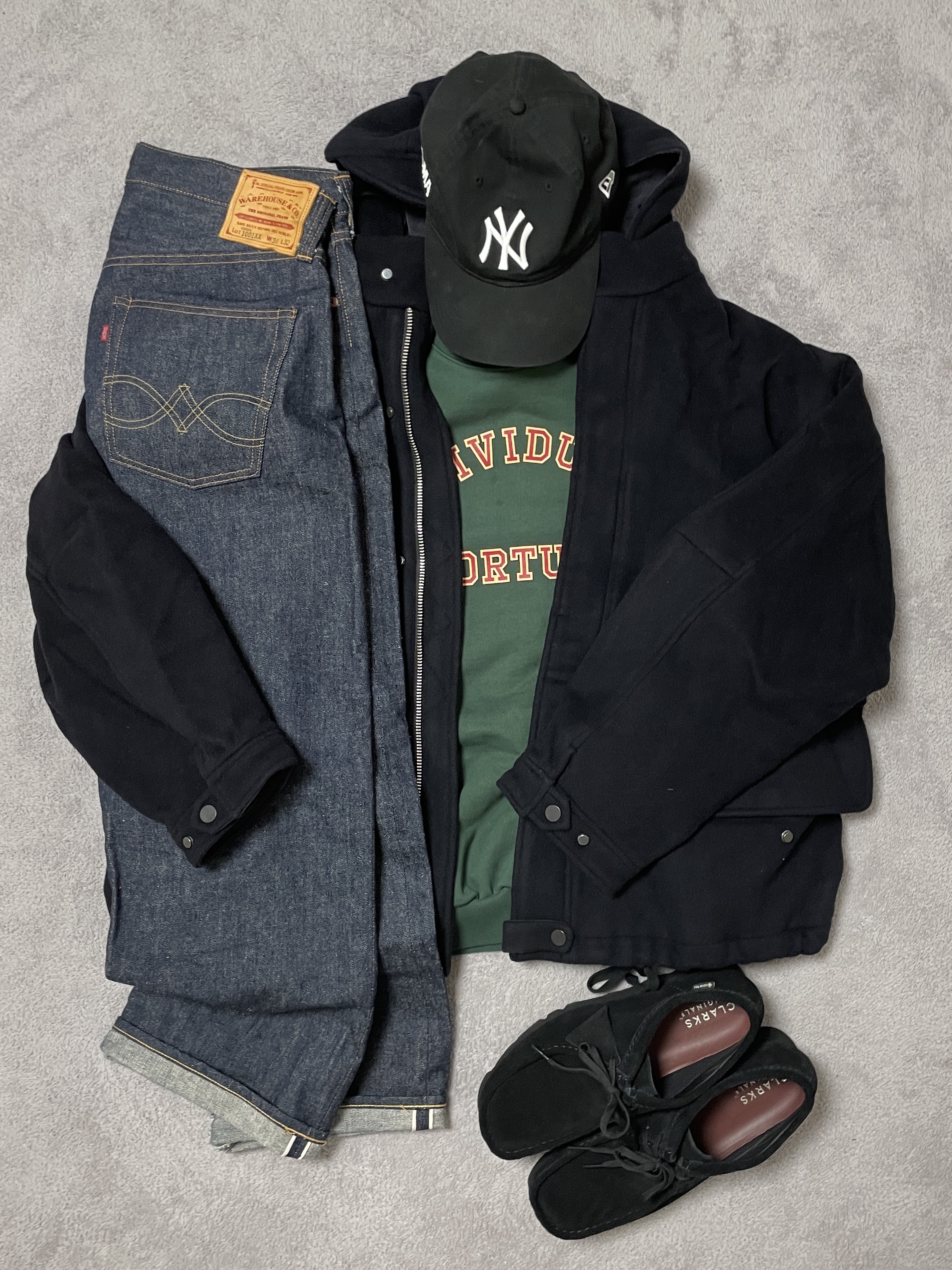 Clarks Wallabee Gore-Tex Black Suede, New Era x MoMA New York Yankees Cap Black 착용 스타일 - 4