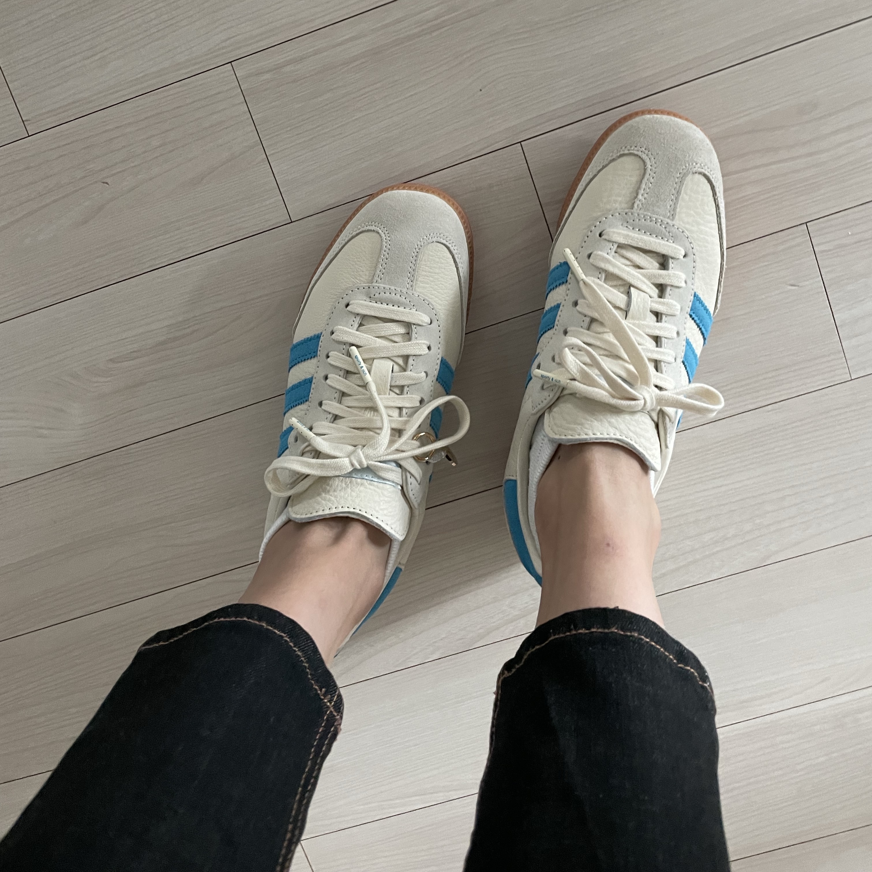 Adidas x Sporty & Rich Samba Cream Blue 착용 스타일 - 1