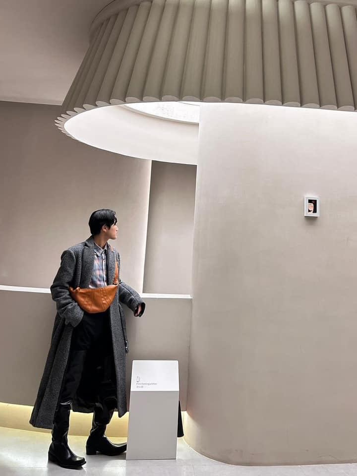 Lemaire Large Croissant Bag Soft Nappa Leather White, Lemaire Medium Croissant Bag Soft Grained Leather Brick Brown 착용 스타일 - 2