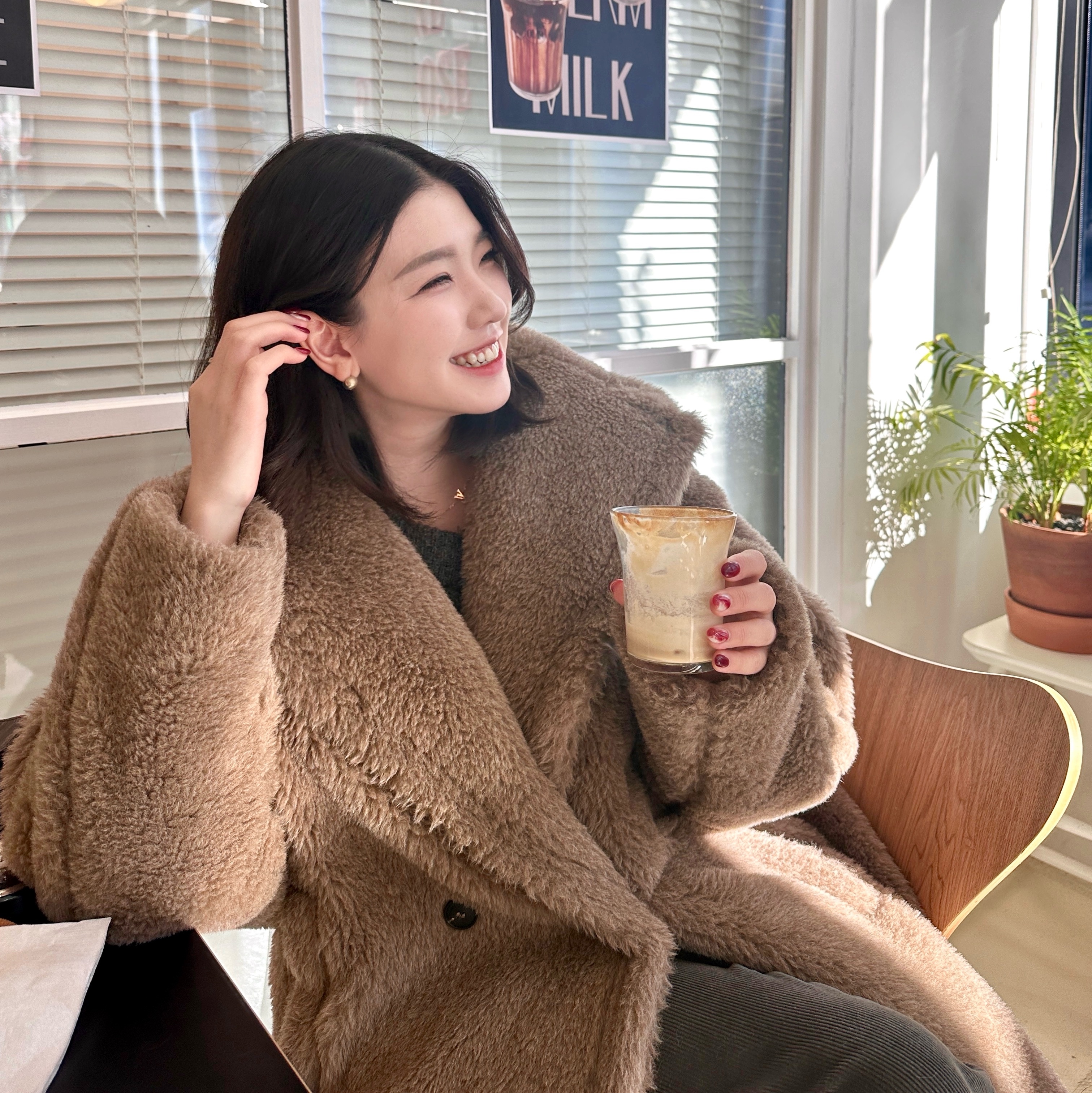 (W) Max Mara Nuevo Teddy Bear Icon Coat in Alpaca and Cashmere Sand 착용 스타일
