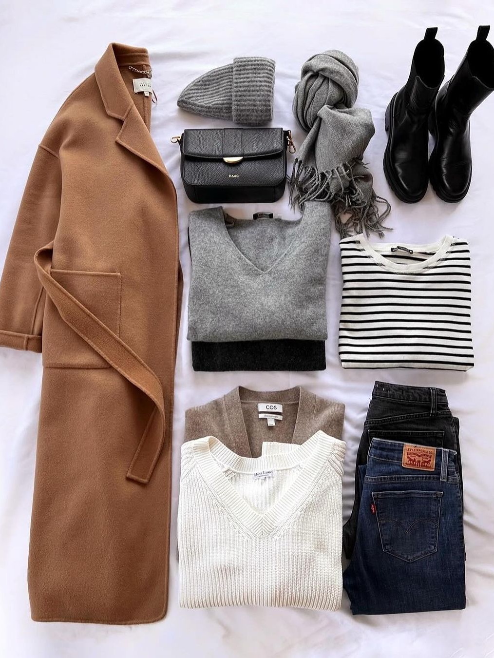 (W) Toteme Signature Wool Cashmere Coat Camel, (W) UGG Classic Ultra Mini Platform Boots Chestnut 착용 스타일 - 5