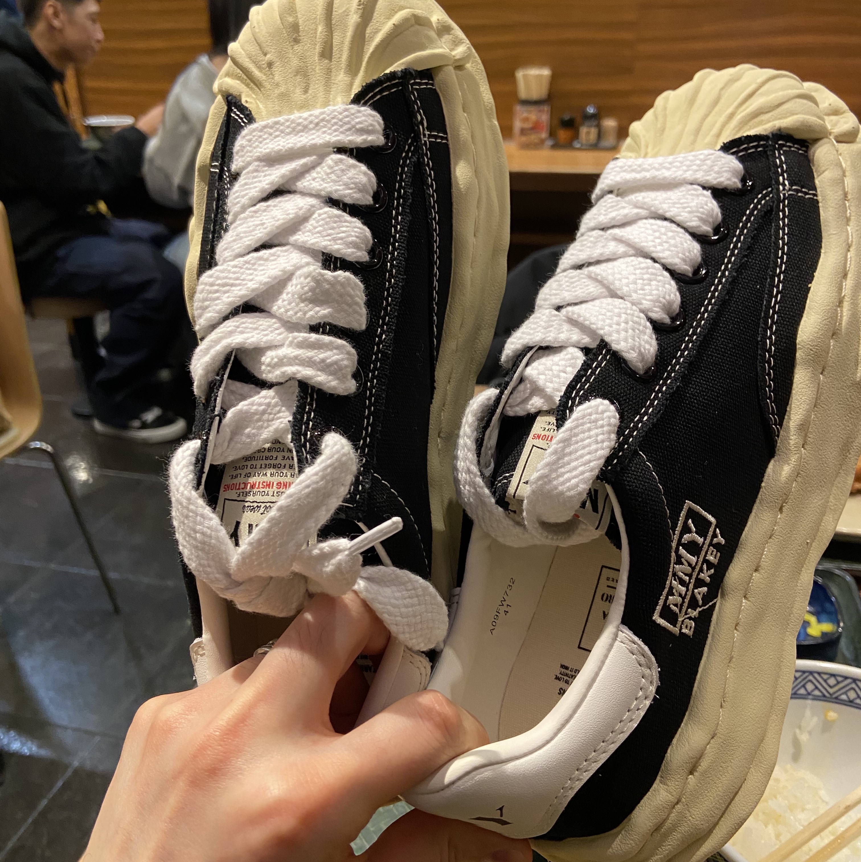 Maison Mihara Yasuhiro Blakey VL OG Sole Canvas Low-top Sneakers Black 착용 스타일 - 2