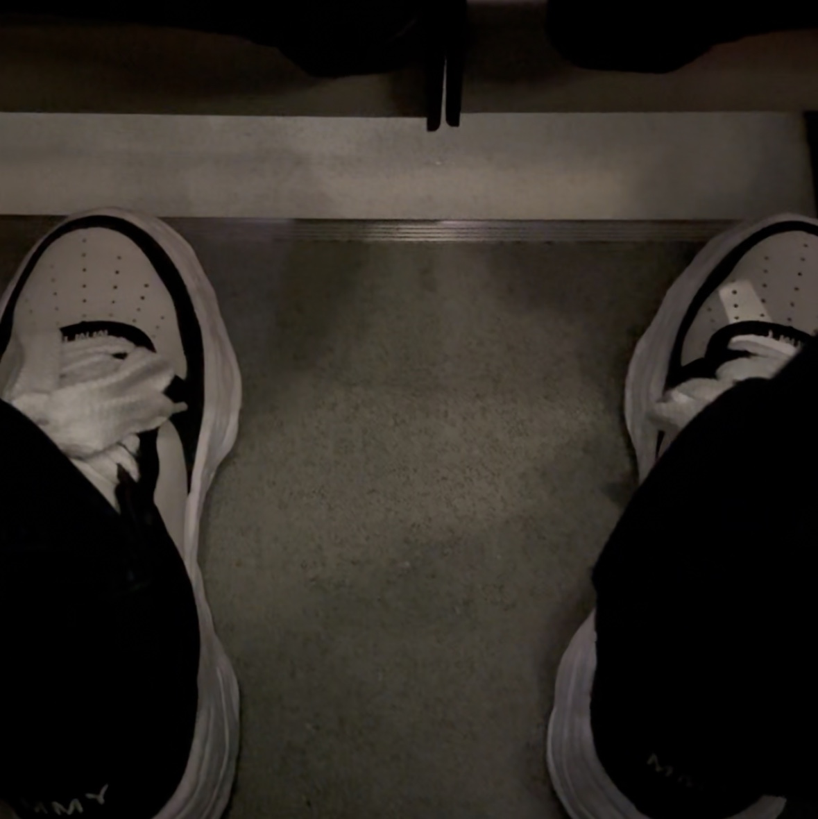 Maison Mihara Yasuhiro Wayne OG Sole Leather Low-top Sneakers Black White 착용 스타일