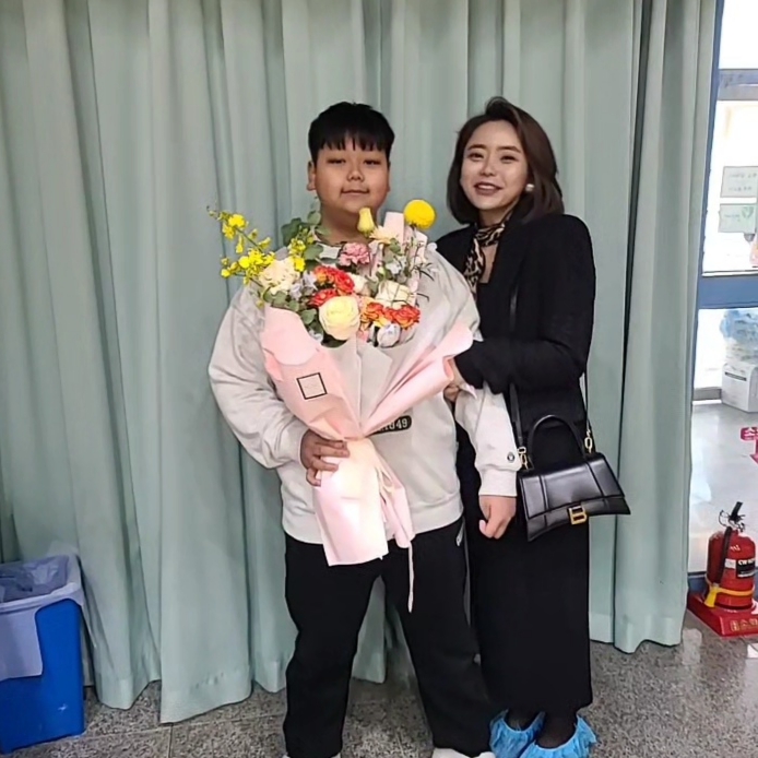 발렌시아가 샤이니 박스 카프스킨 아워글래스 스몰 핸드백 블랙 착용 스타일