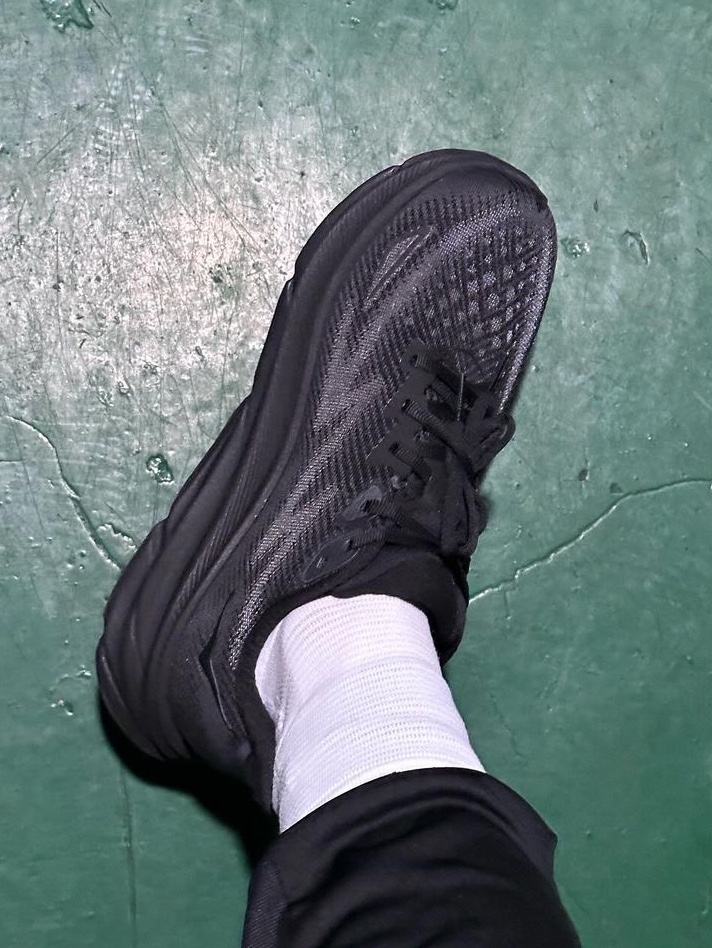 Hoka Clifton 9 Wide Black - 24SS 착용 스타일 - 1