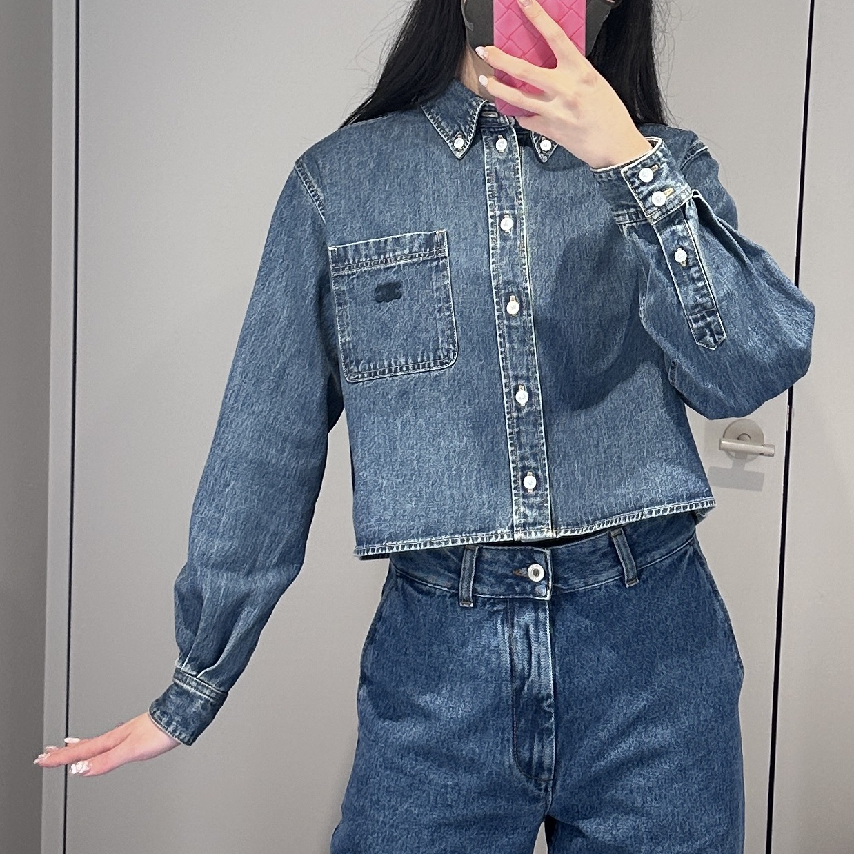 (W) Celine Cropped Shirt in Union Ocean Wash Denim Union Ocean Wash, (W) Loewe Anagram Baggy Denim Jeans Blue 착용 스타일 - 1