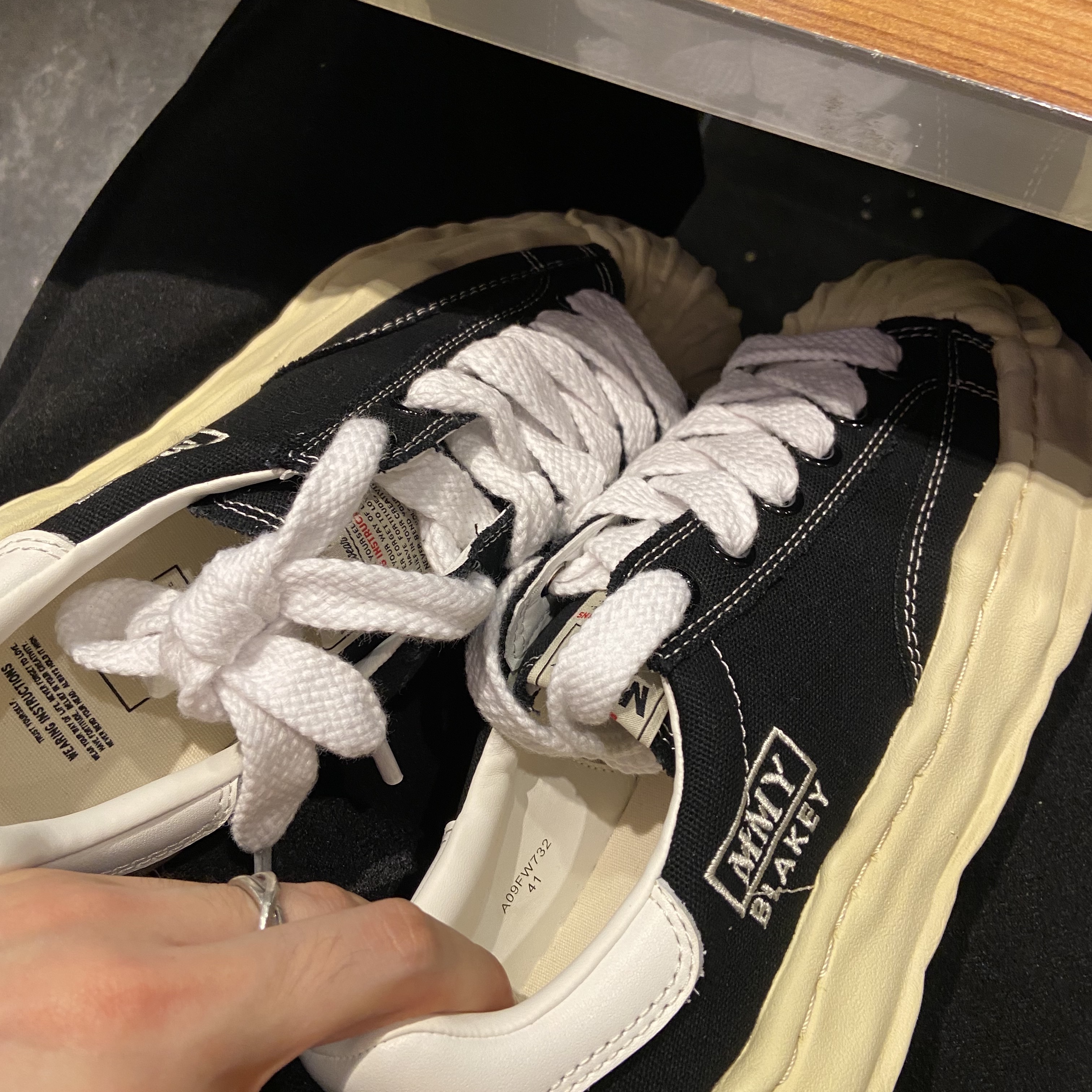 Maison Mihara Yasuhiro Blakey VL OG Sole Canvas Low-top Sneakers Black 착용 스타일 - 3