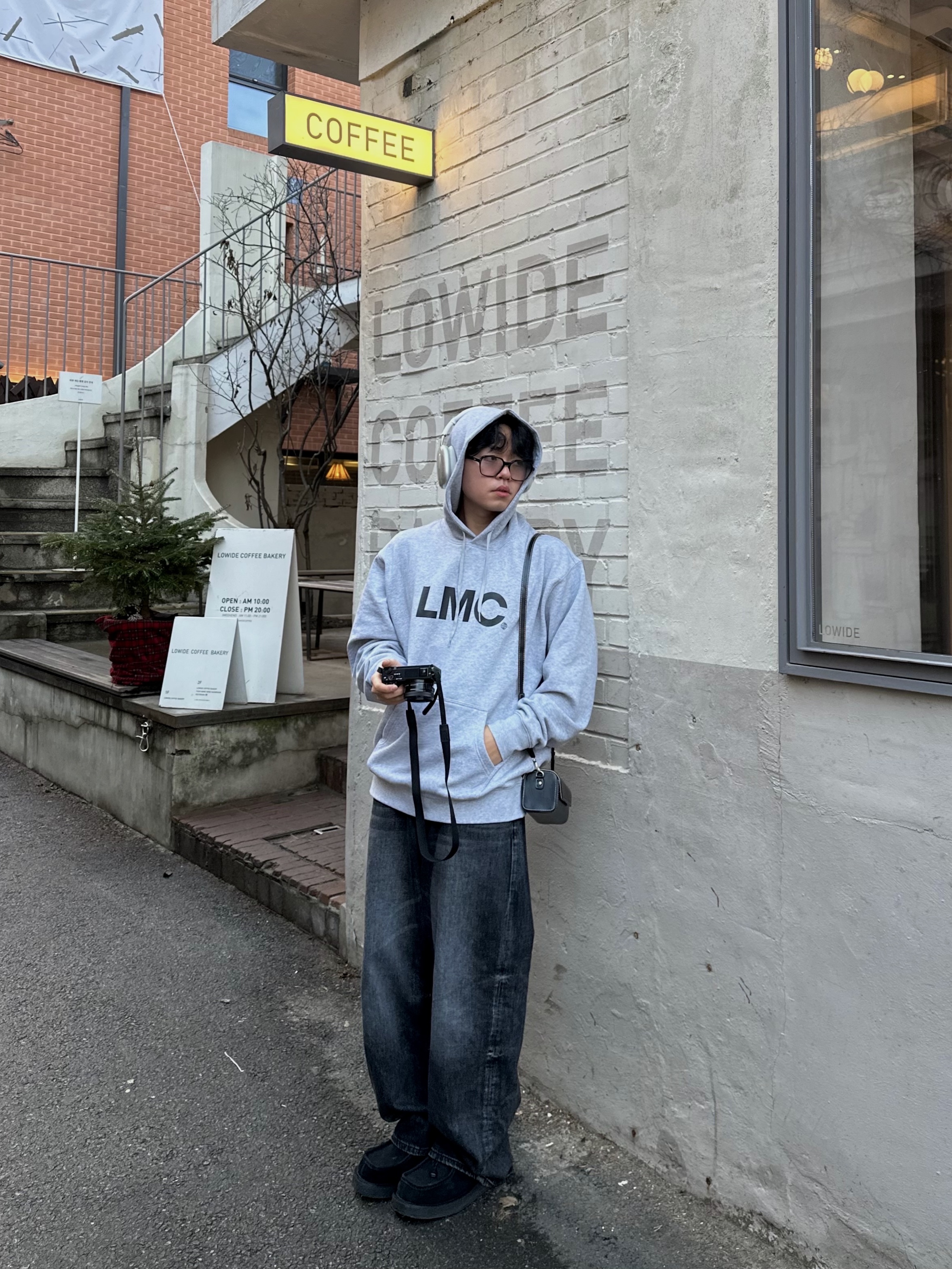 Test Artifact Era Max 003 White, Apple AirPods Max Lightning Silver (Korean Ver.) 착용 스타일 - 1