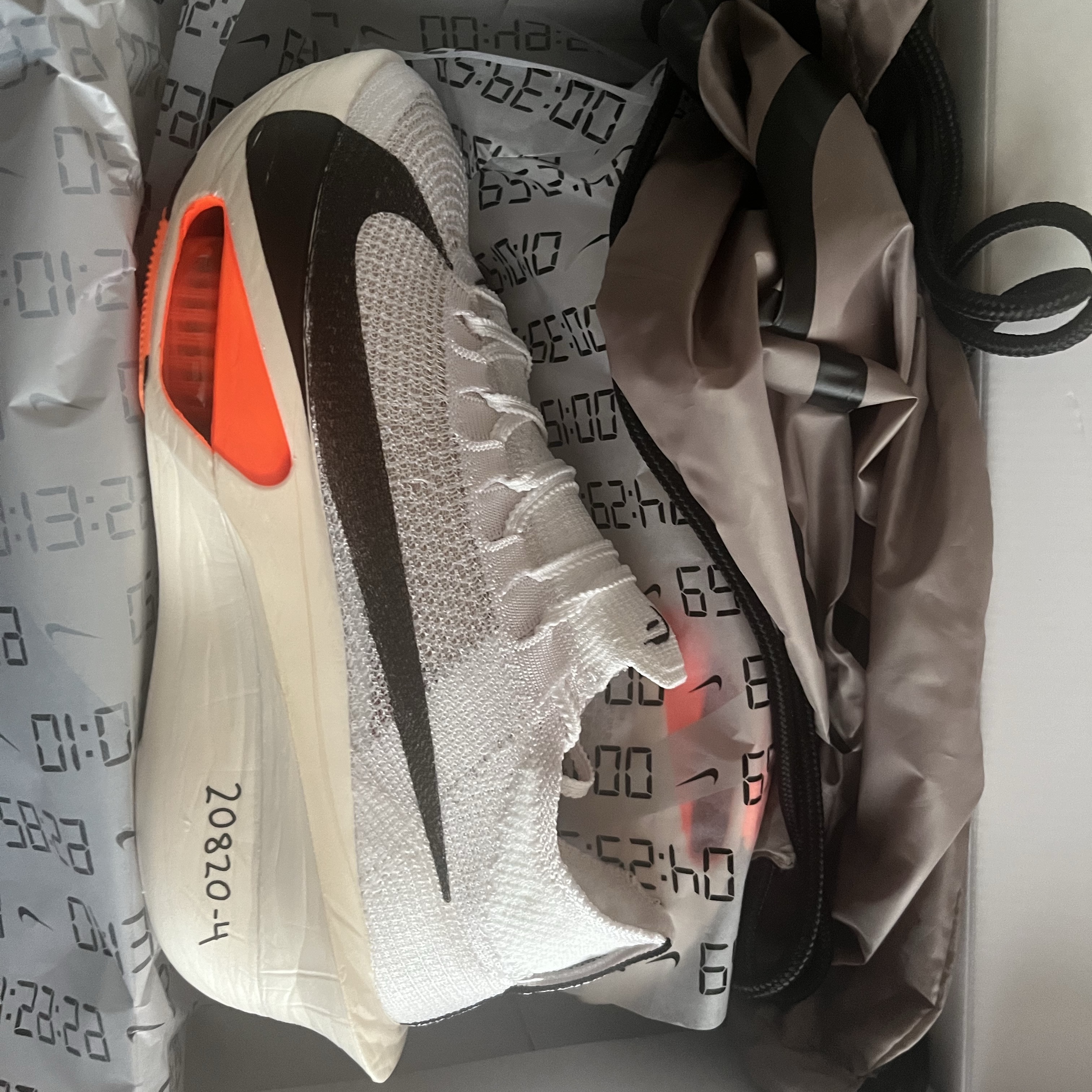 Nike Air Zoom Alphafly Next% 3 Proto White Total Orange 착용 스타일