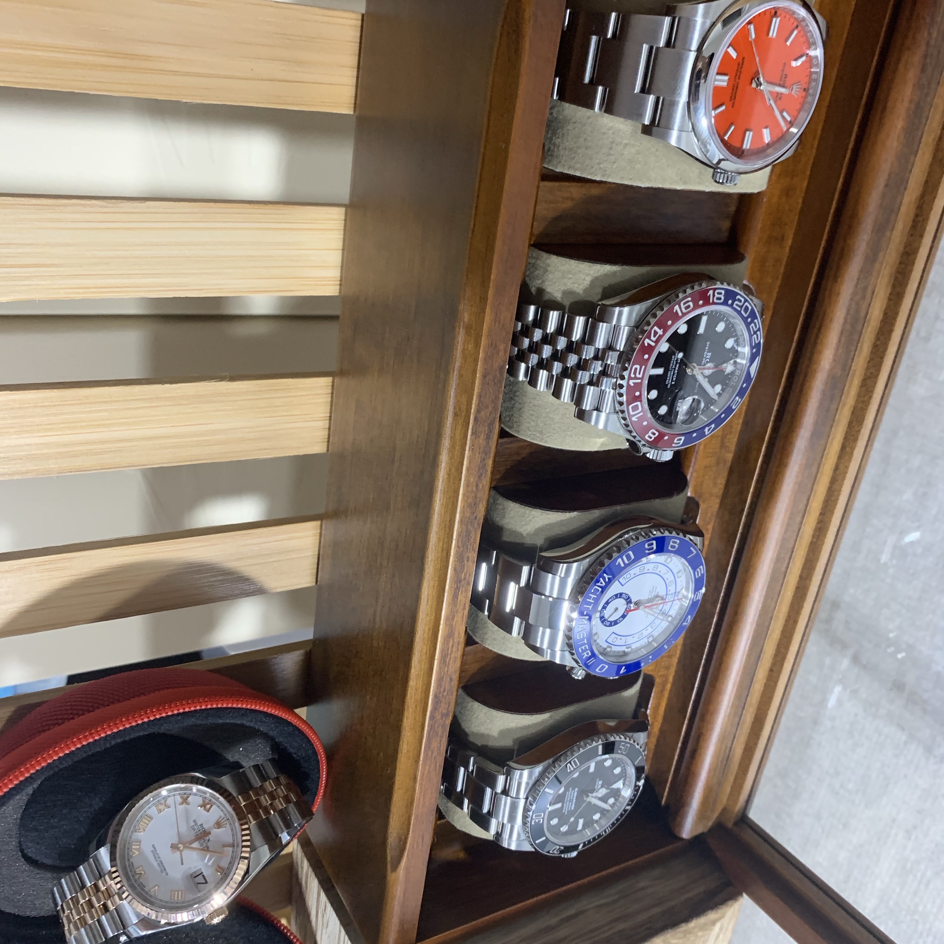 Rolex Oyster Perpetual 36mm 126000 Coral Red Oyster, Rolex GMT-Master II 40mm 126710BLRO Black Jubilee 착용 스타일