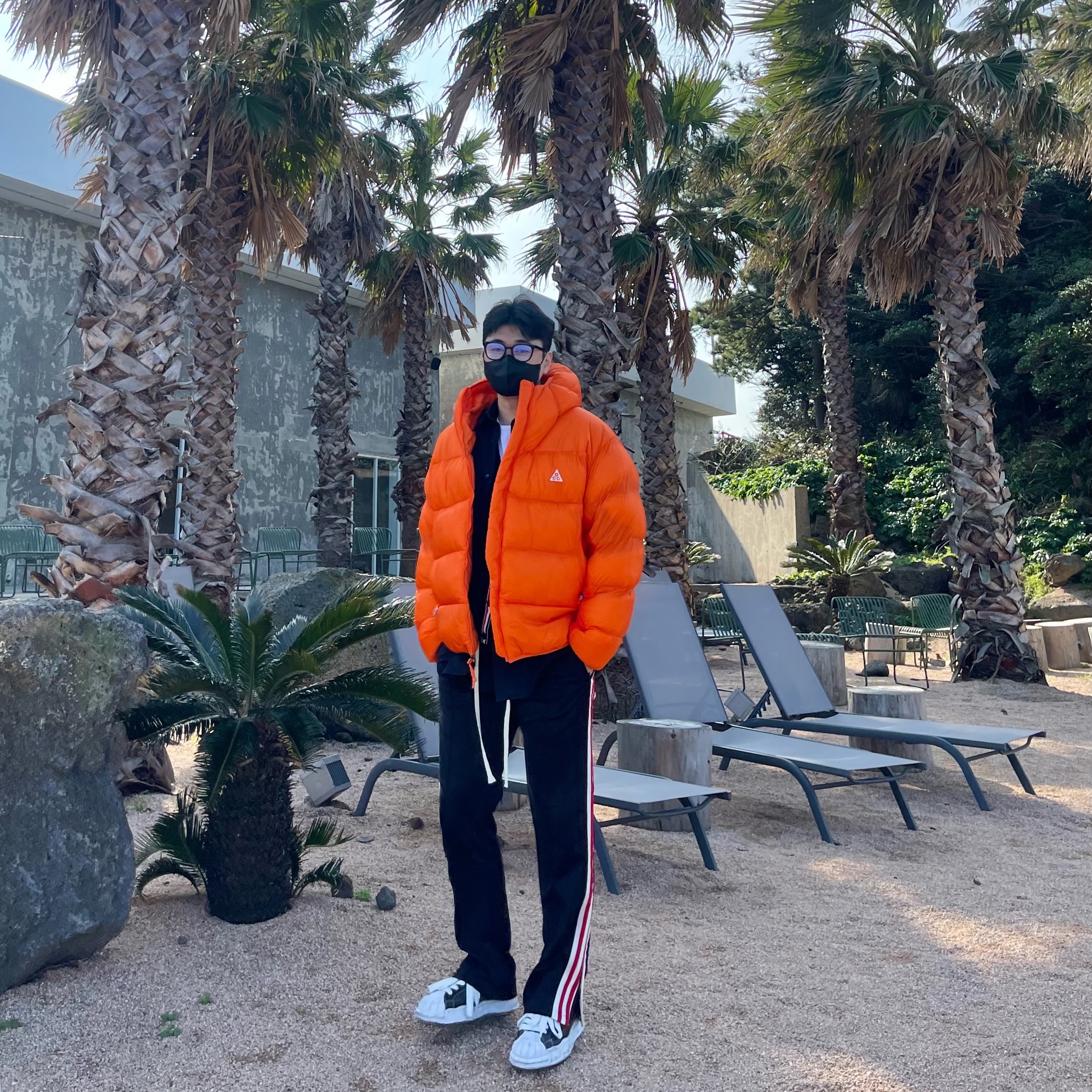Wooyoungmi Cotton Back Logo Shirt Black - 22FW, Maison Mihara Yasuhiro Blakey OG Sole Leather Low-top Sneakers Black 착용 스타일 - 3