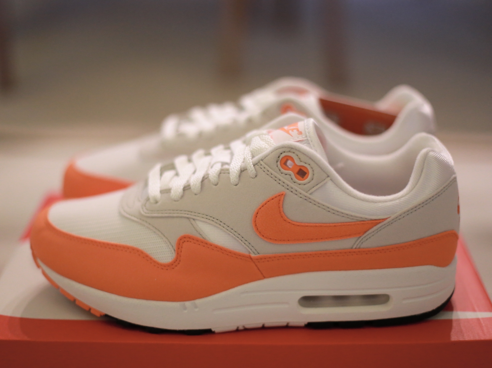 (W) Nike Air Max 1 '87 Safety Orange 착용 스타일 - 1