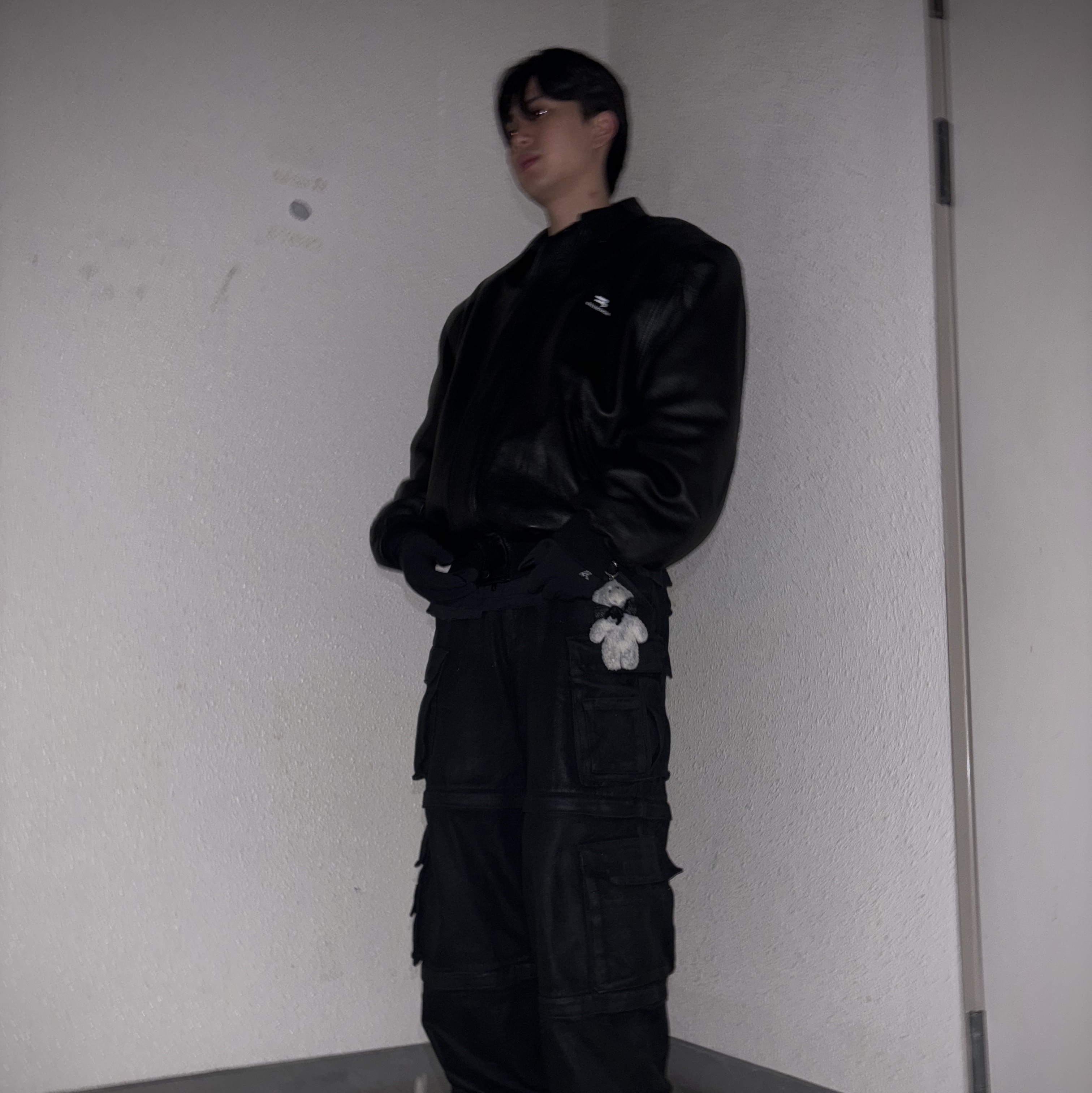 Balenciaga Sporty B Taxi Blouson Black, Arc'teryx Venta Glove Black 착용 스타일 - 2