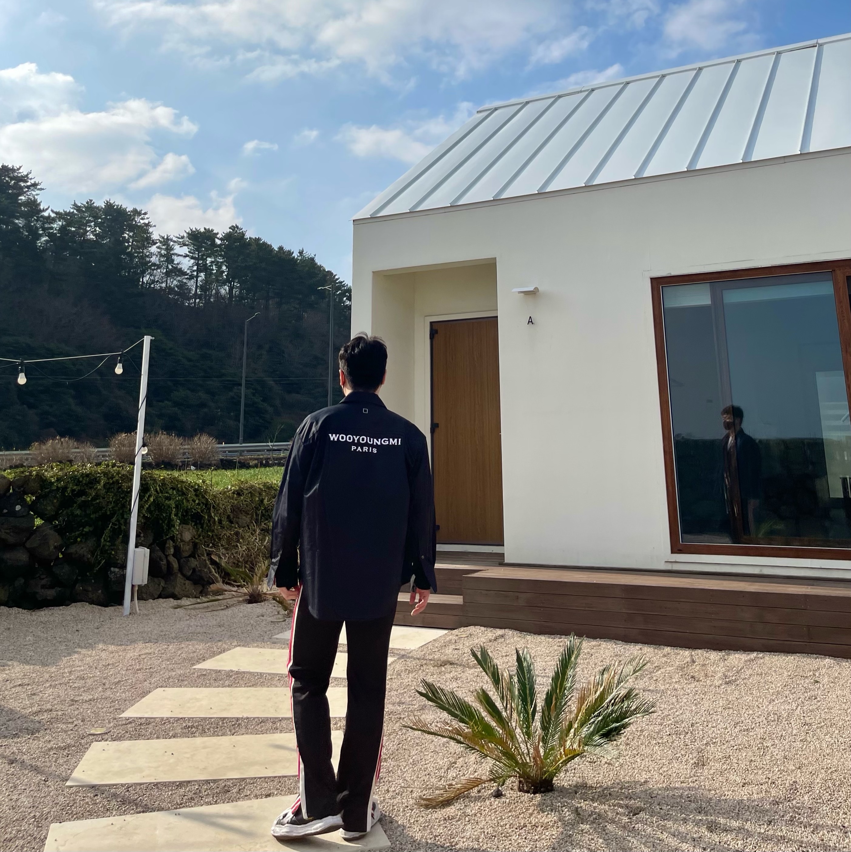 Wooyoungmi Cotton Back Logo Shirt Black - 22FW, Maison Mihara Yasuhiro Blakey OG Sole Leather Low-top Sneakers Black 착용 스타일 - 1