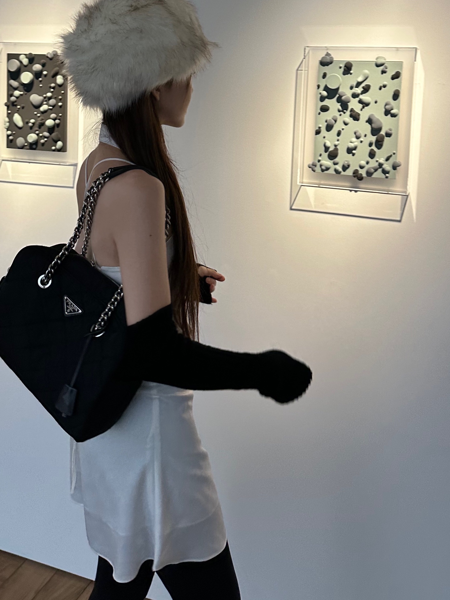 Prada Nylon Quilted Chain Mini Shoulder Bag Black 착용 스타일 - 5