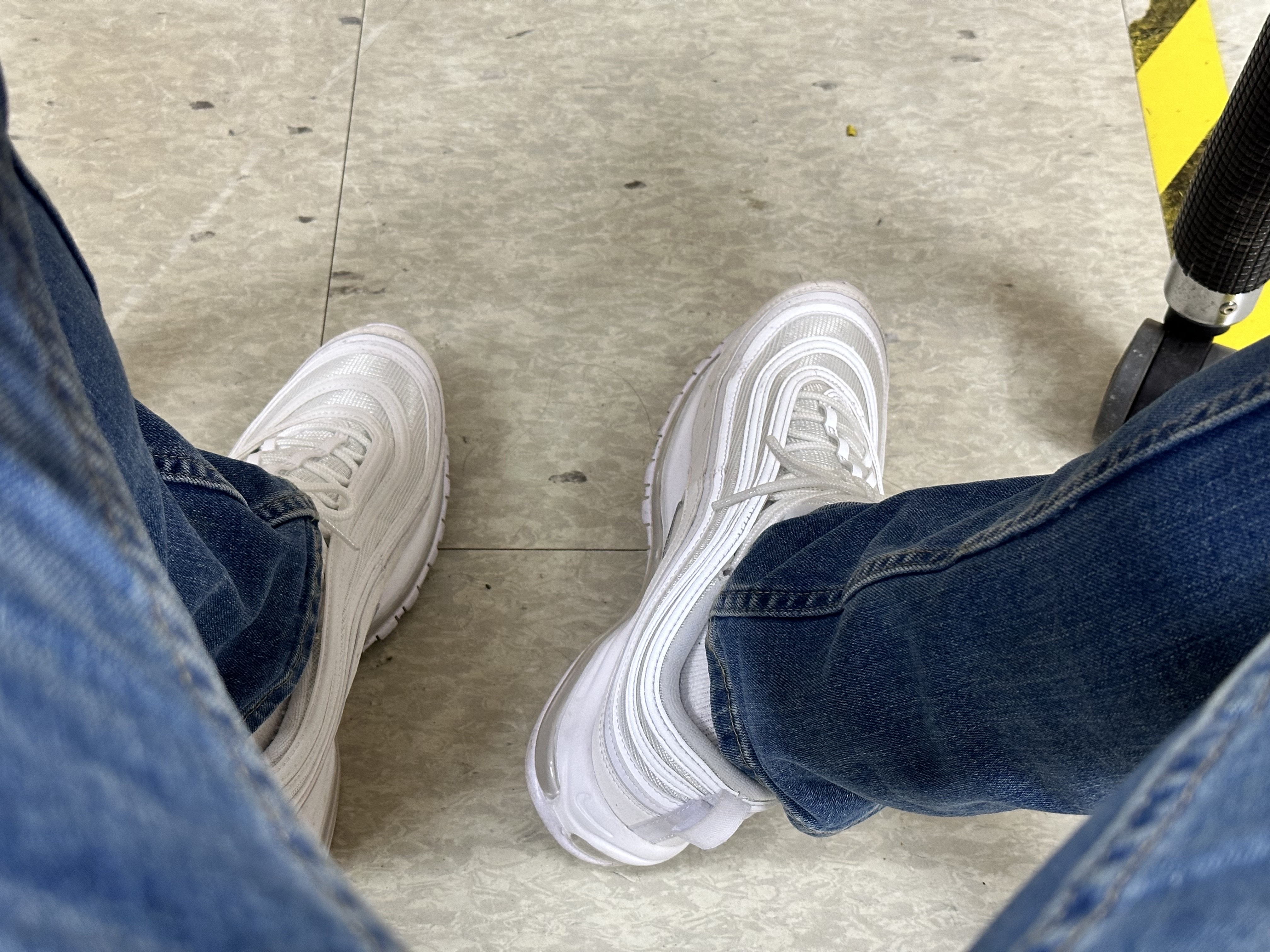 Nike Air Max 97 Triple White Wolf Grey 착용 스타일