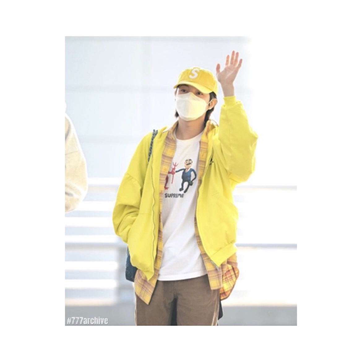 Supreme Business T-Shirt White - 23SS, Balenciaga Unity Sports Icon Layered Hoodie Oversized in Yellow Black 착용 스타일 - 1