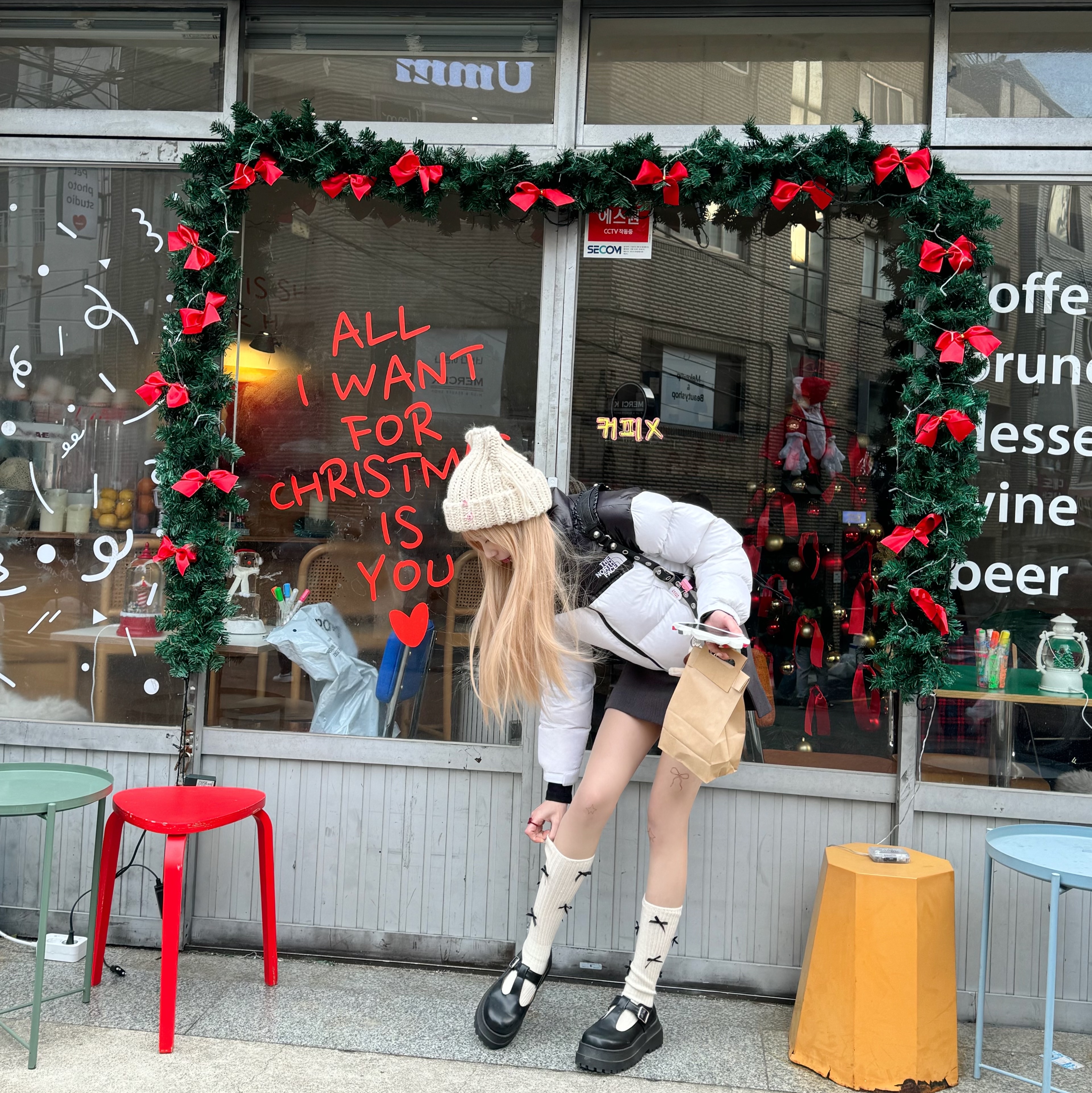 (W) 노스페이스 화이트 라벨 눕시 숏 자켓 화이트, 발렌시아가 아레나 램스킨 르 카골 XS 숄더백 블랙 착용 스타일 - 2