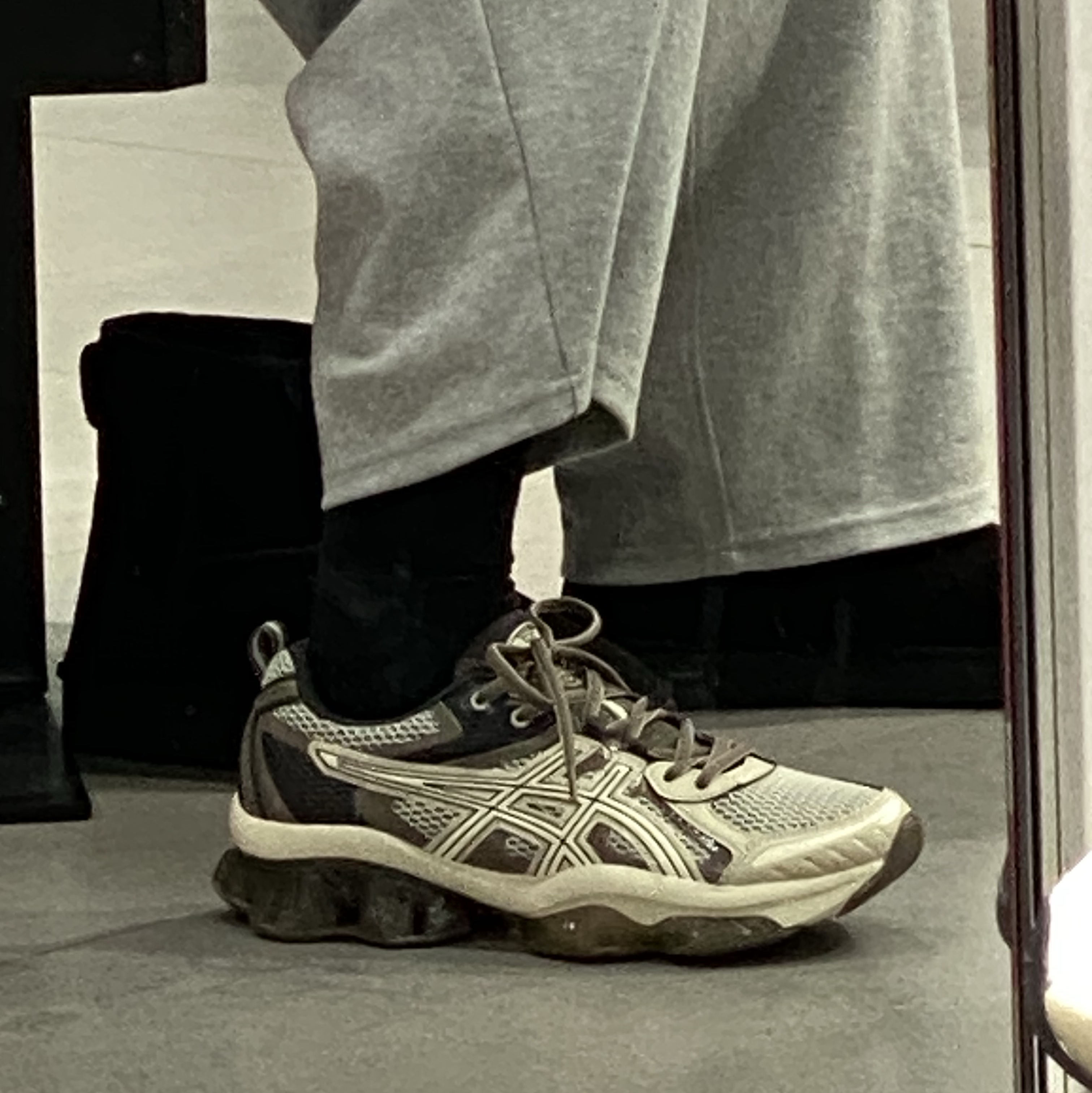 Asics Gel-Quantum Kinetic Birch Dark Taupe 착용 스타일 - 3