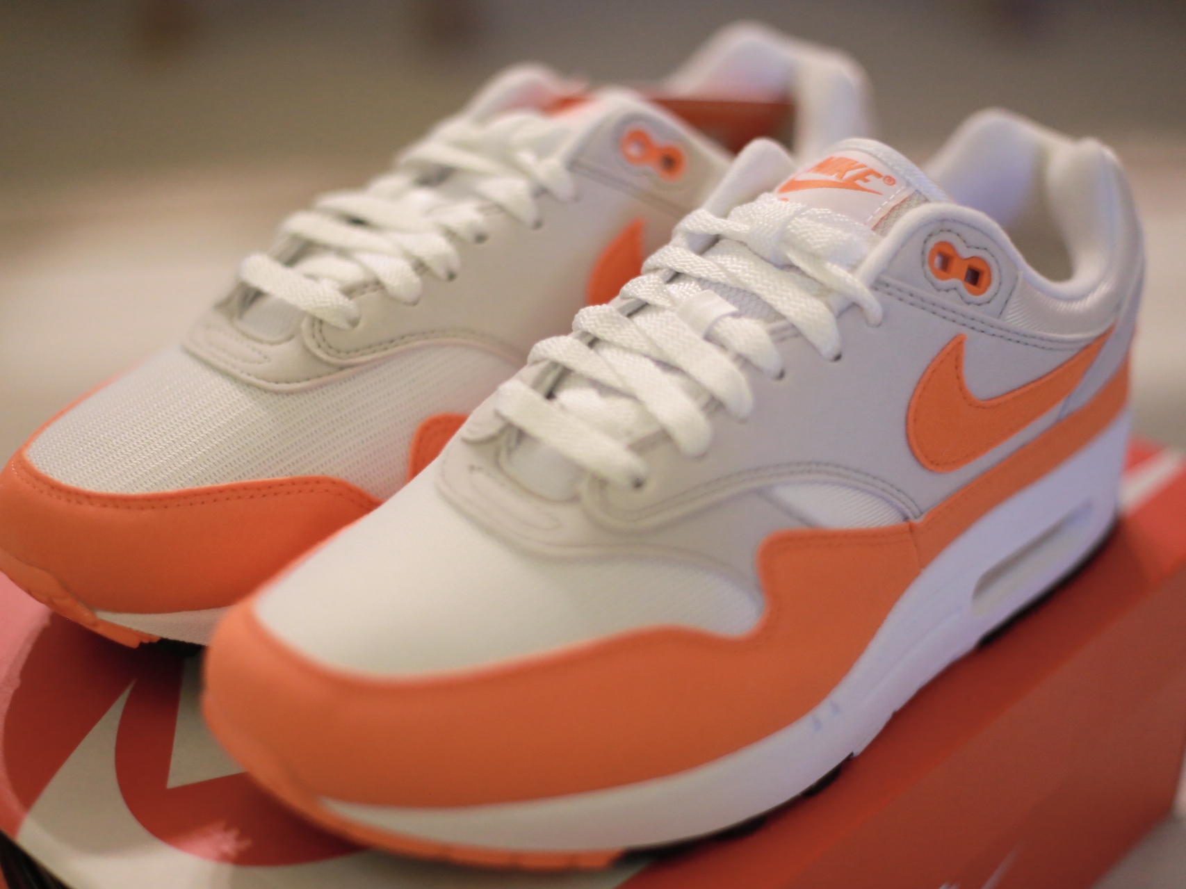 (W) Nike Air Max 1 '87 Safety Orange 착용 스타일 - 2
