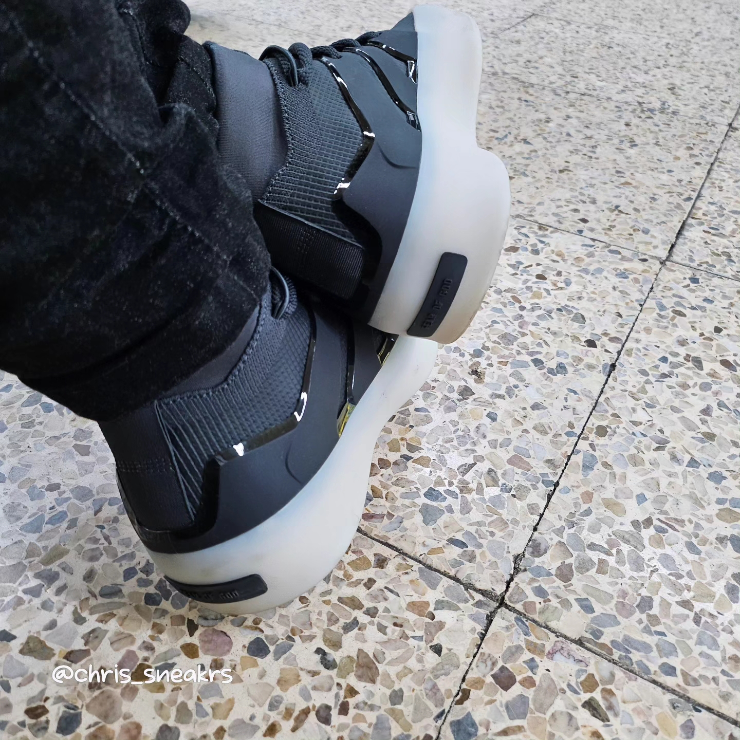 Adidas x Fear of God Athletics I Basketball Carbon 착용 스타일 - 1