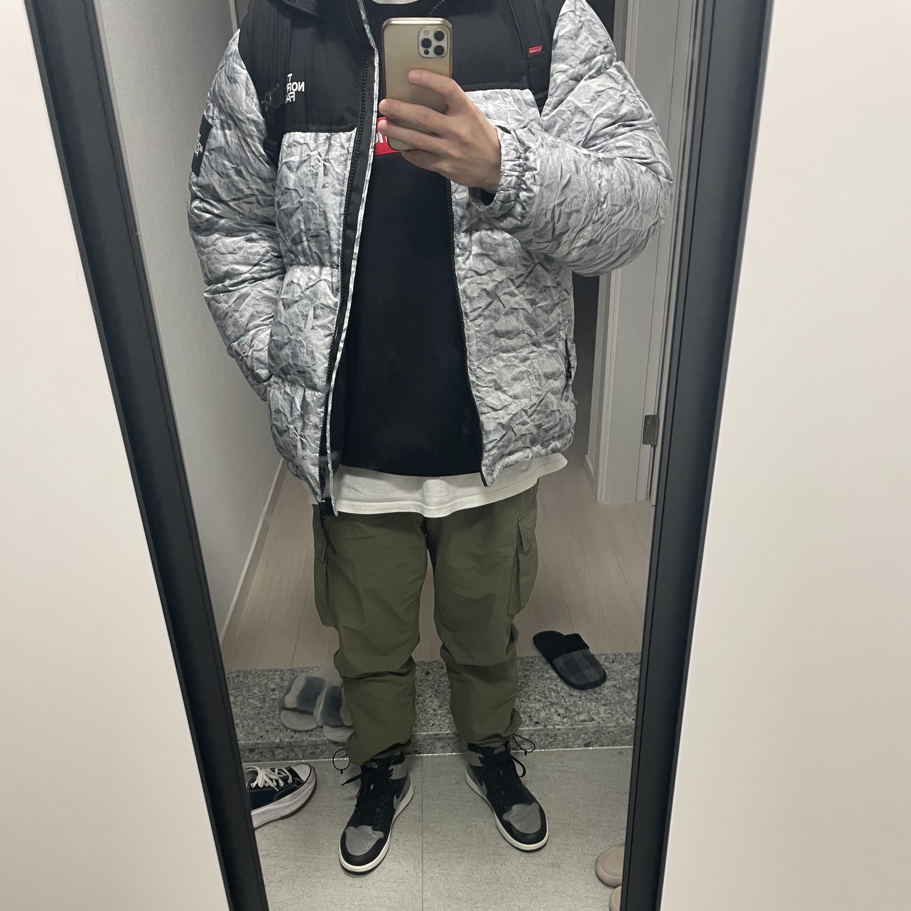 Supreme Box Logo Crewneck Black - 22FW, Jordan 1 Retro High OG Shadow 2018 착용 스타일