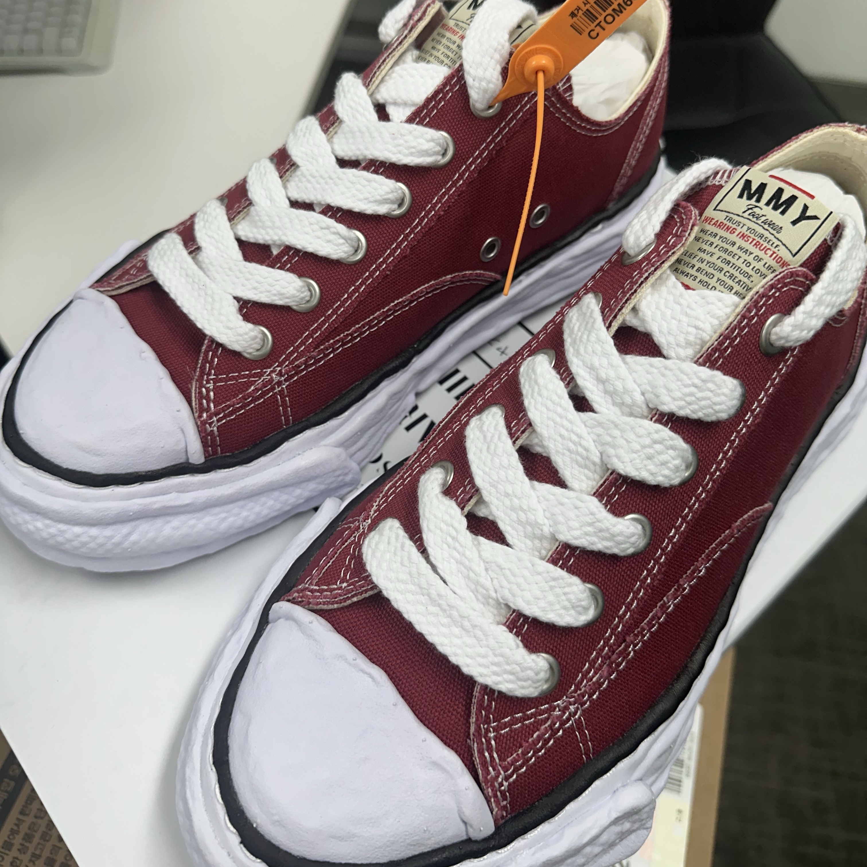 Maison Mihara Yasuhiro Peterson23 OG Sole Canvas Low-top Sneakers Bordeaux 착용 스타일 - 3